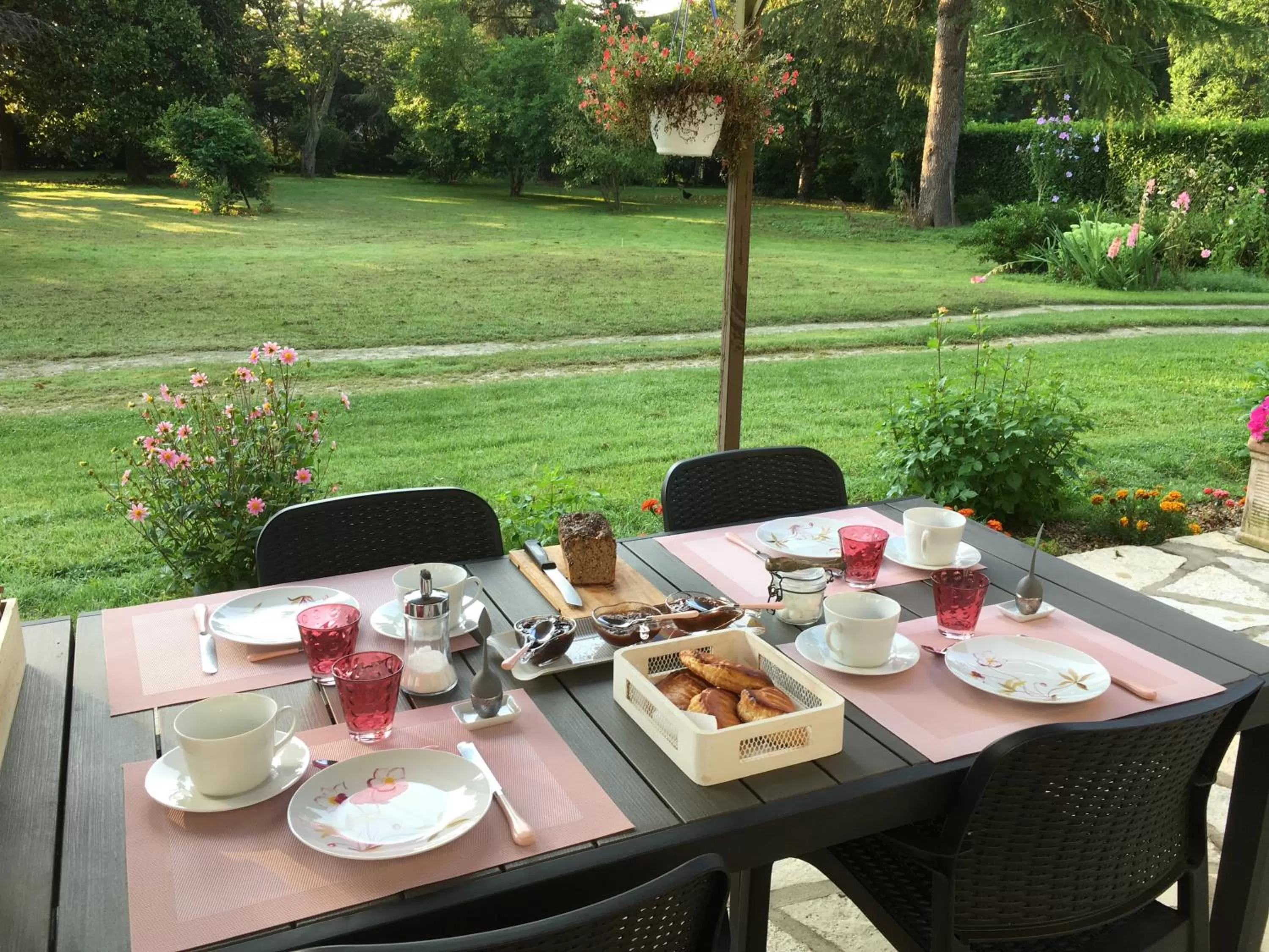 Patio, Breakfast in Chambres d'hôtes de charme au REFUGE DU PEINTRE prés de St Emilion