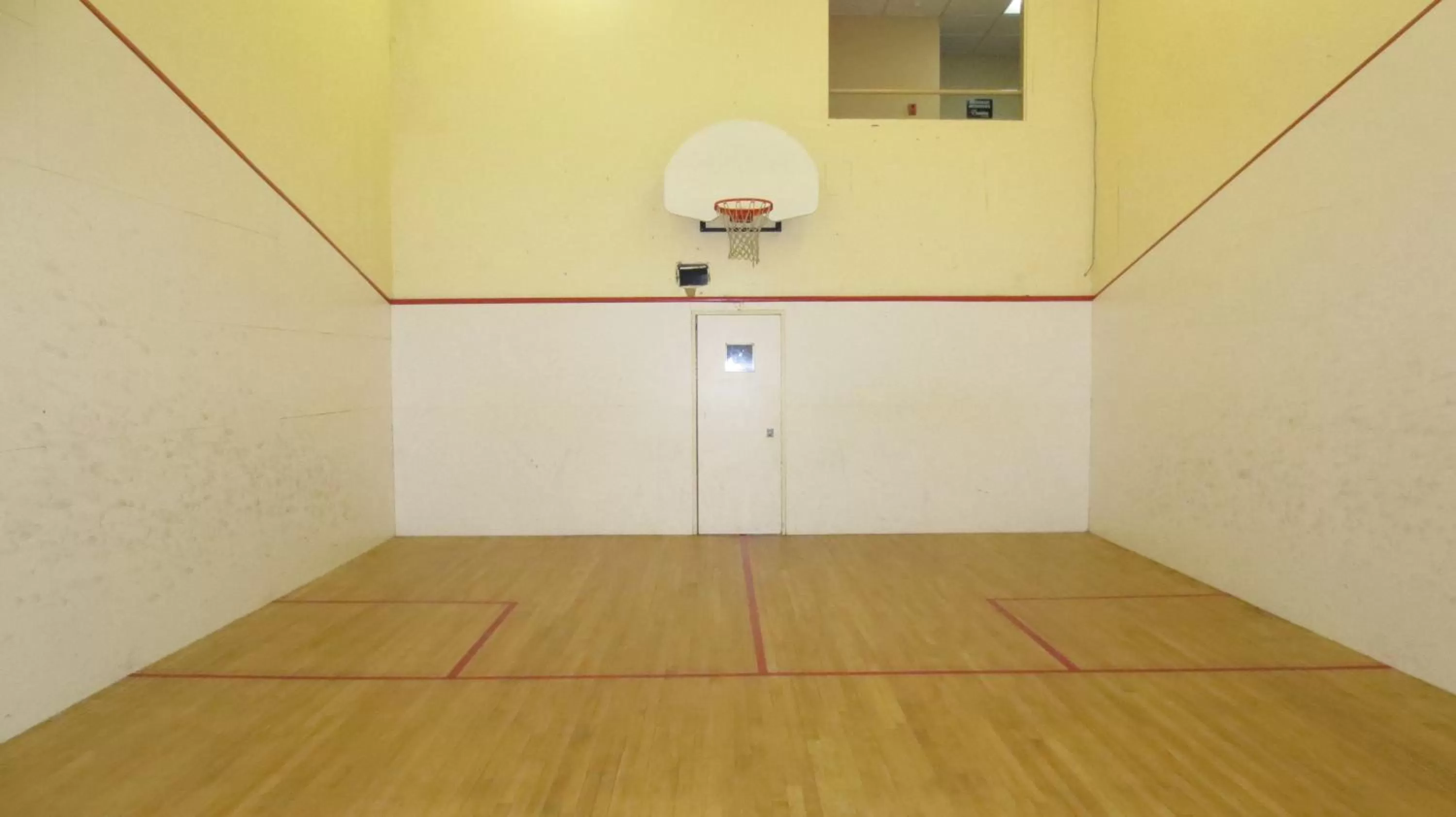 Squash in Super 8 by Wyndham Gananoque - Country Squire Resort