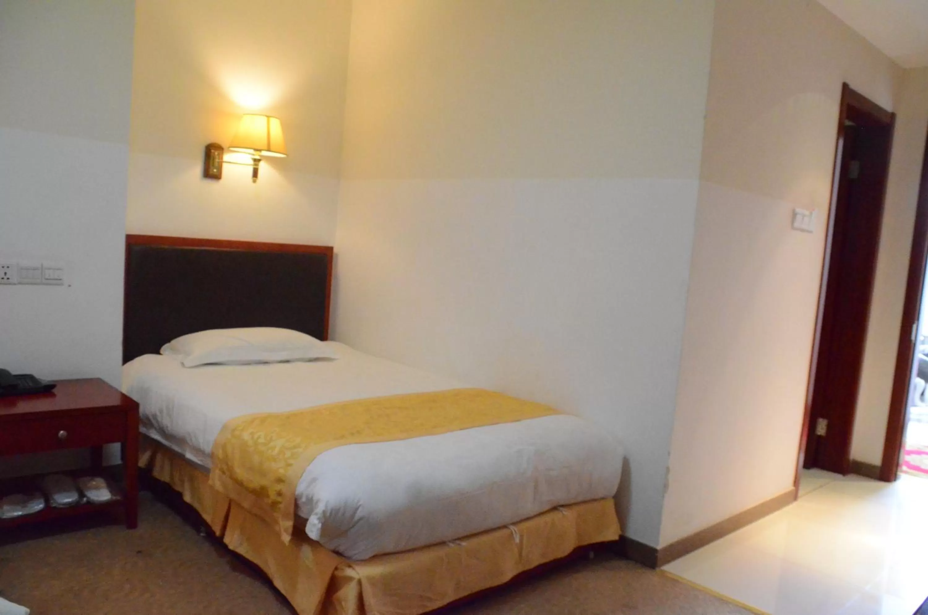 Bed in Soluxe Club International Hotel