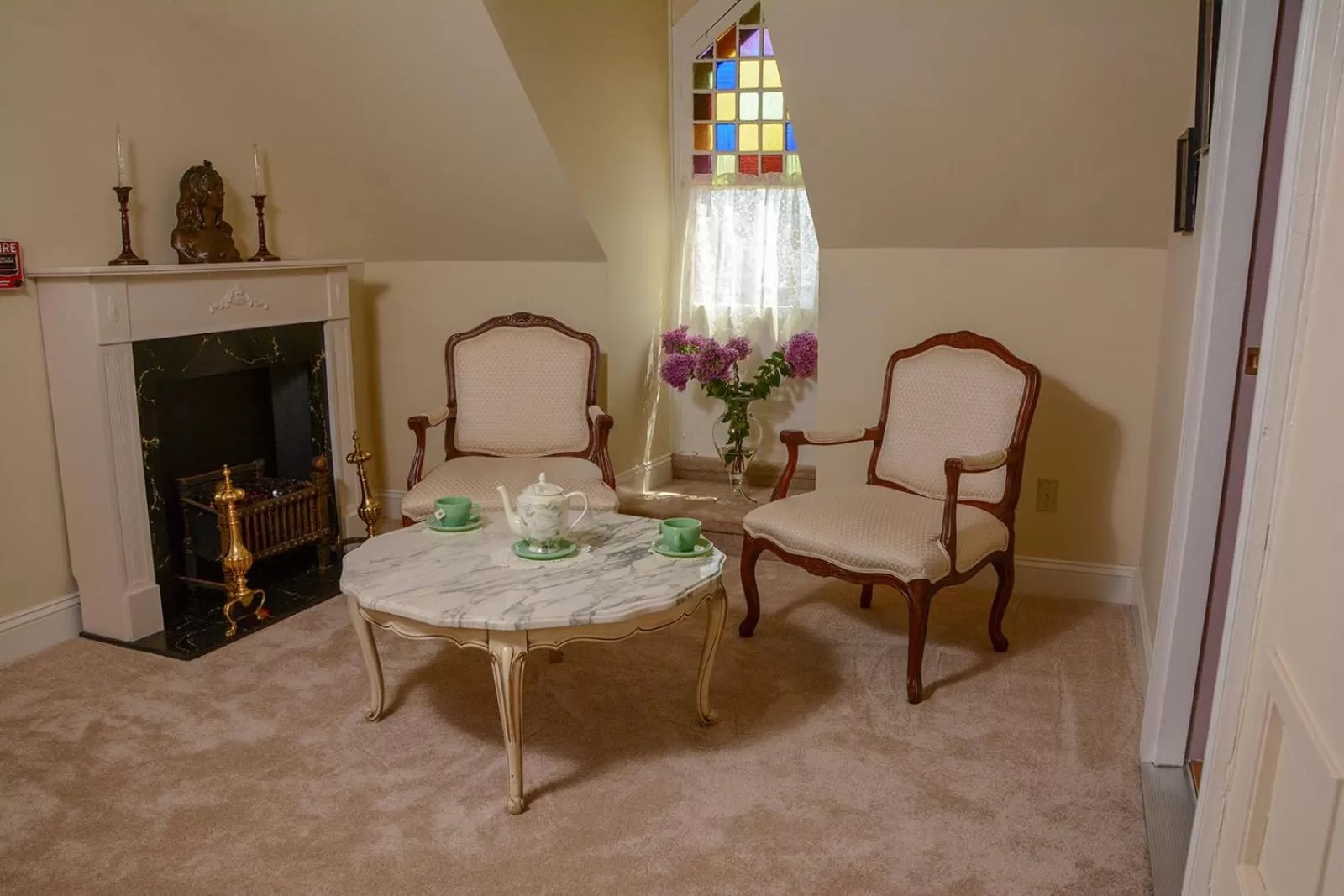 Communal lounge/ TV room in The Towers Bed & Breakfast