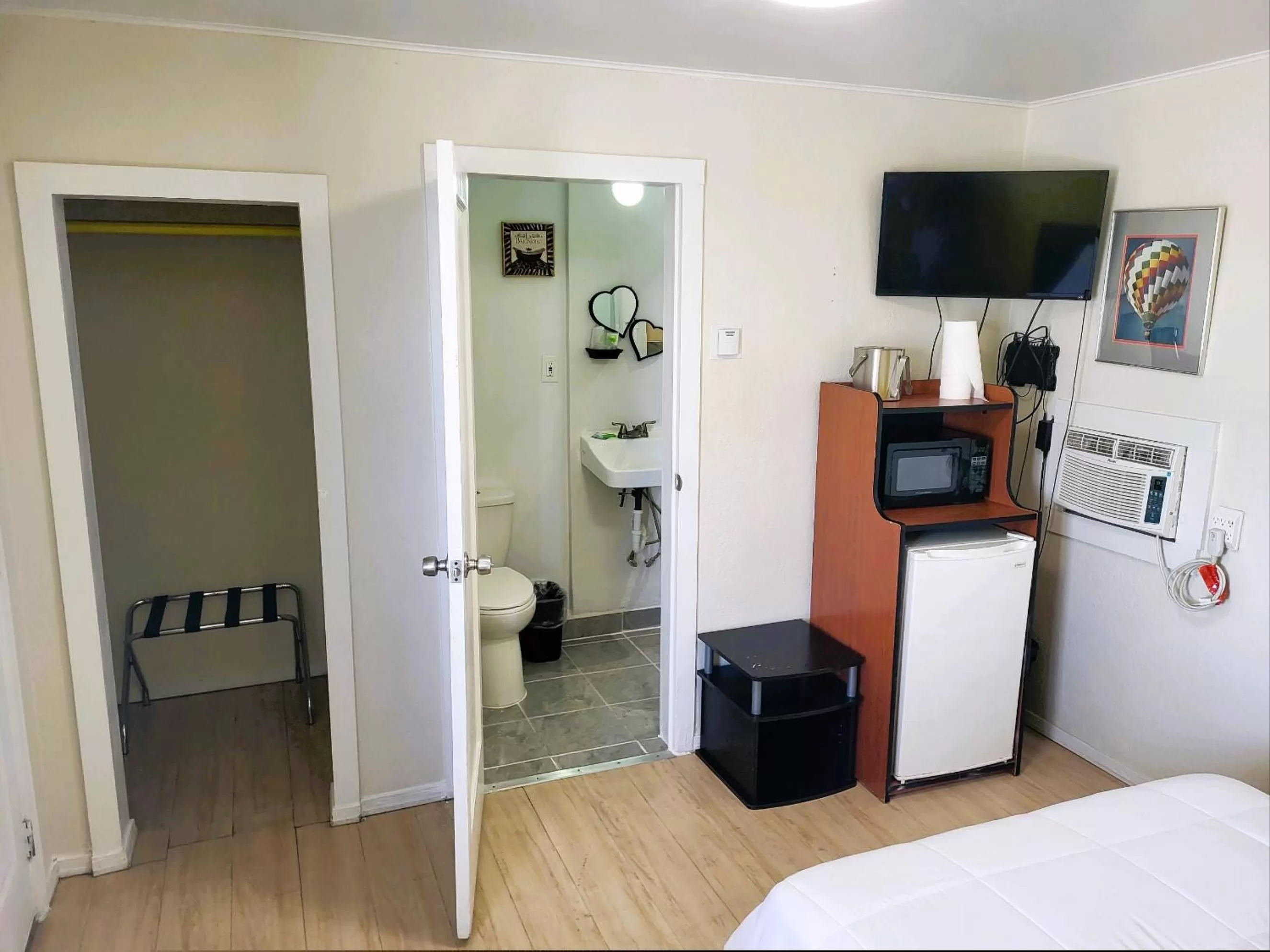 Toilet in Rose's Motel