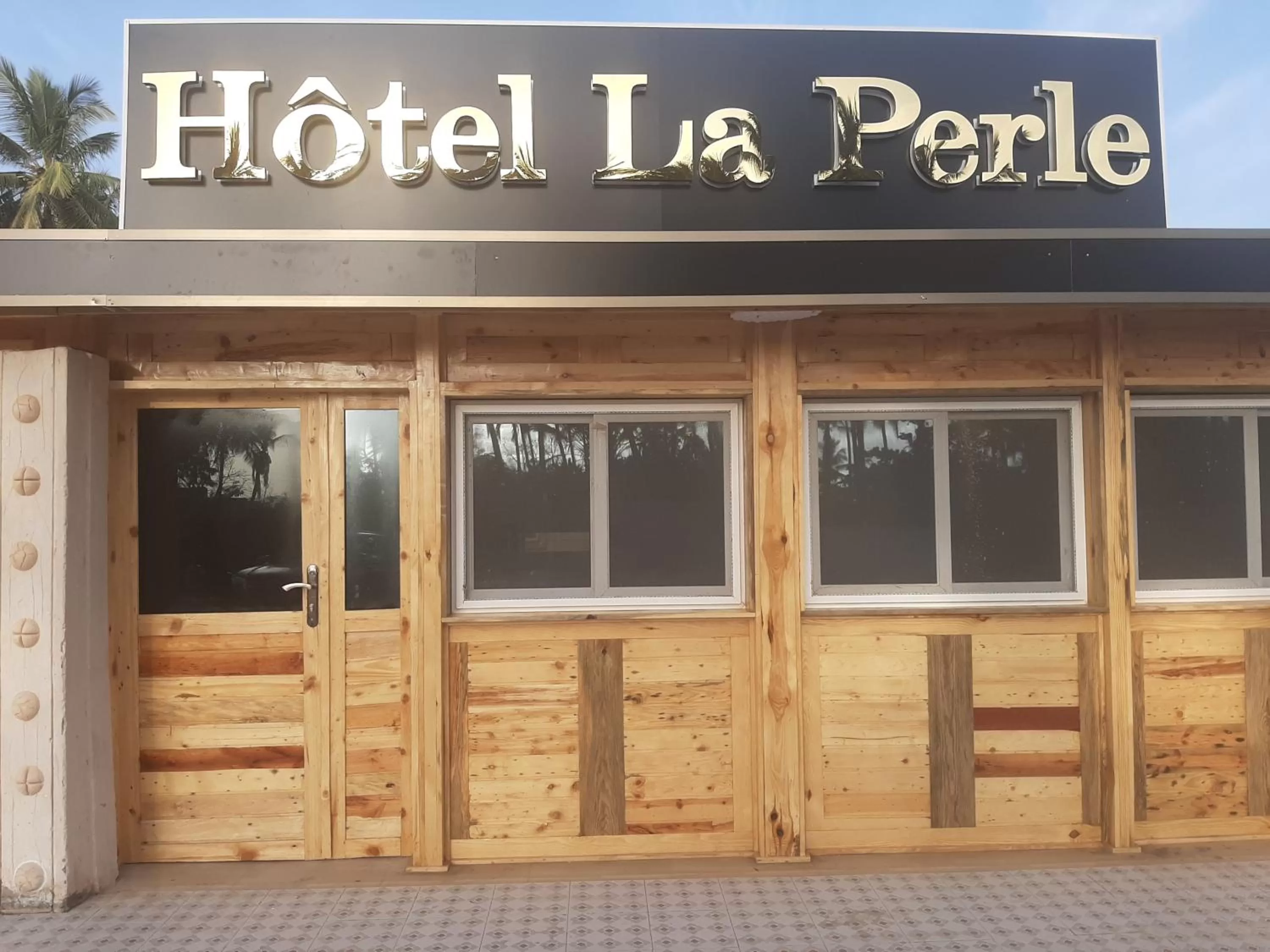 Facade/entrance in Hotel La Perle