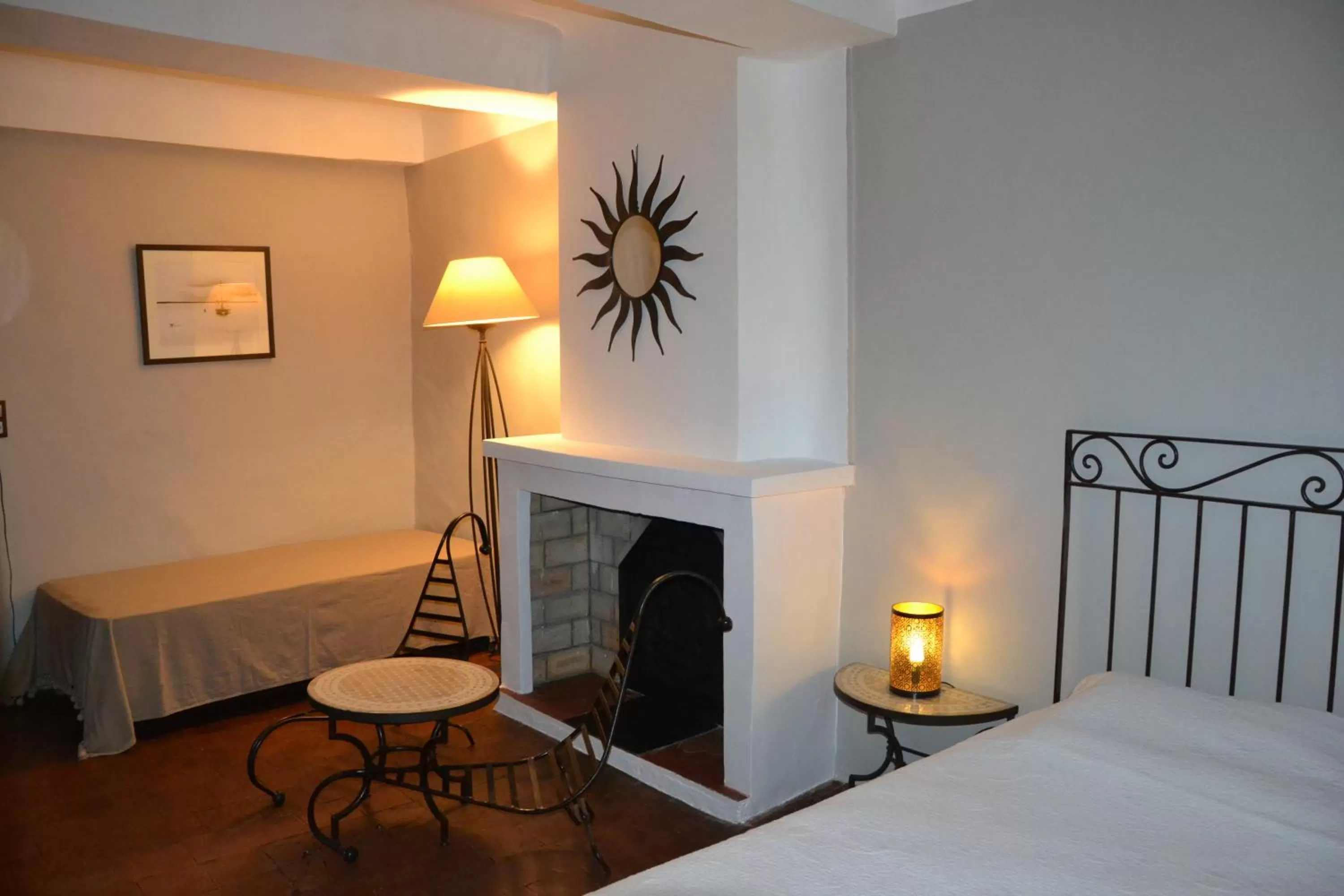 Photo of the whole room, Bed in Maison Saint Louis avec Jacuzzi