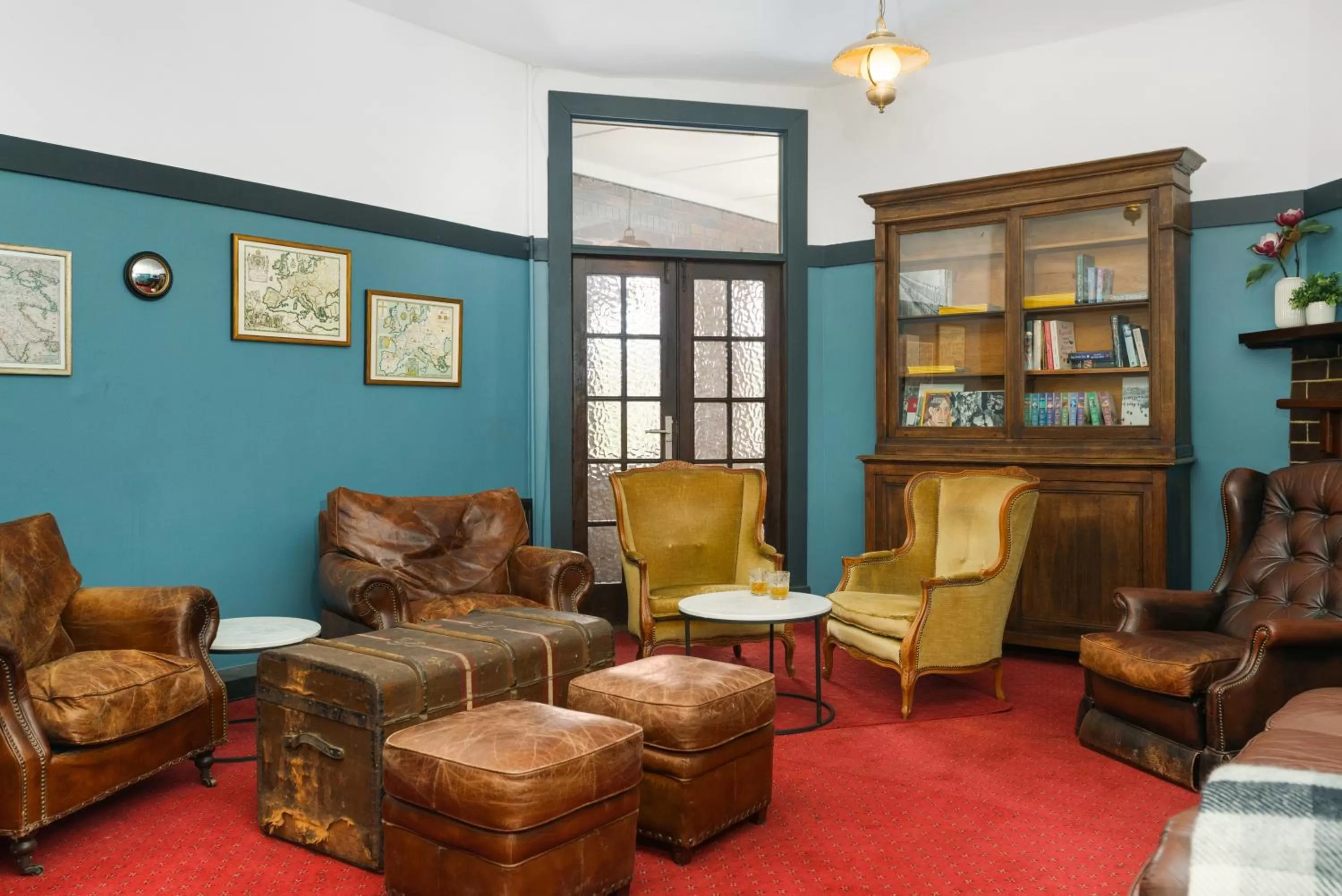 Communal lounge/ TV room in Bundanoon Hotel