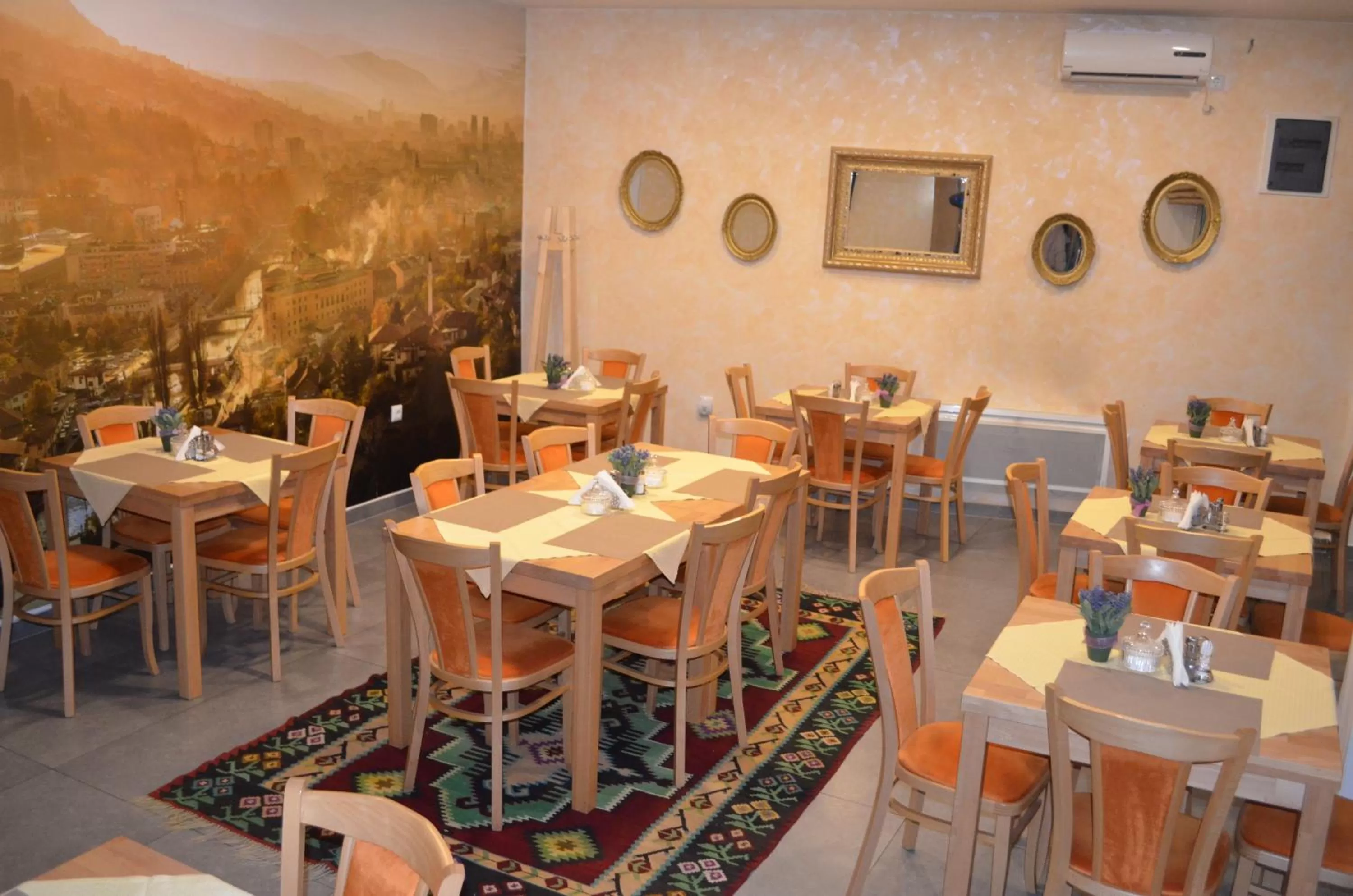 Restaurant/places to eat in Hotel Berr