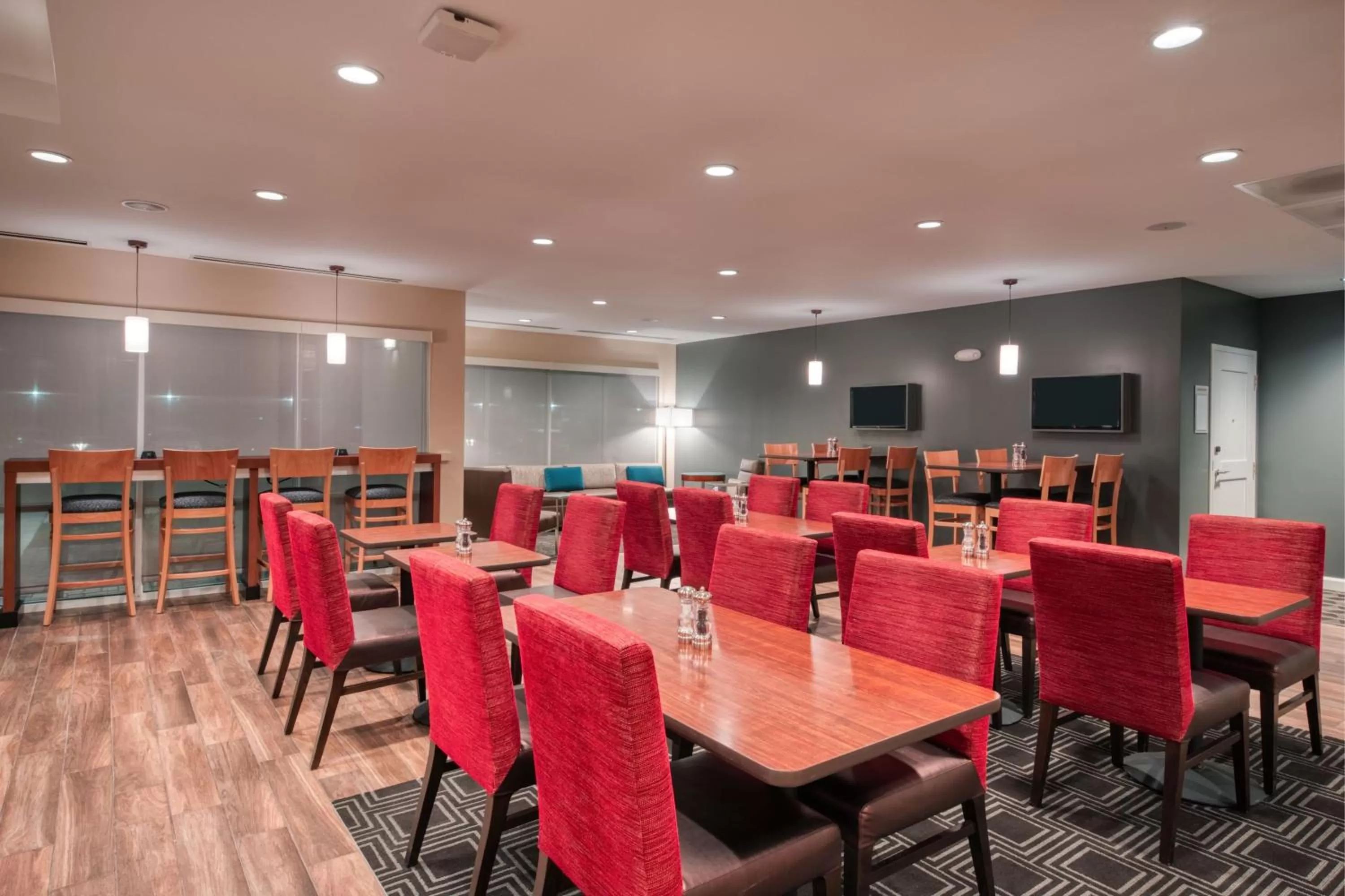 Breakfast in TownePlace Suites by Marriott Indianapolis Airport