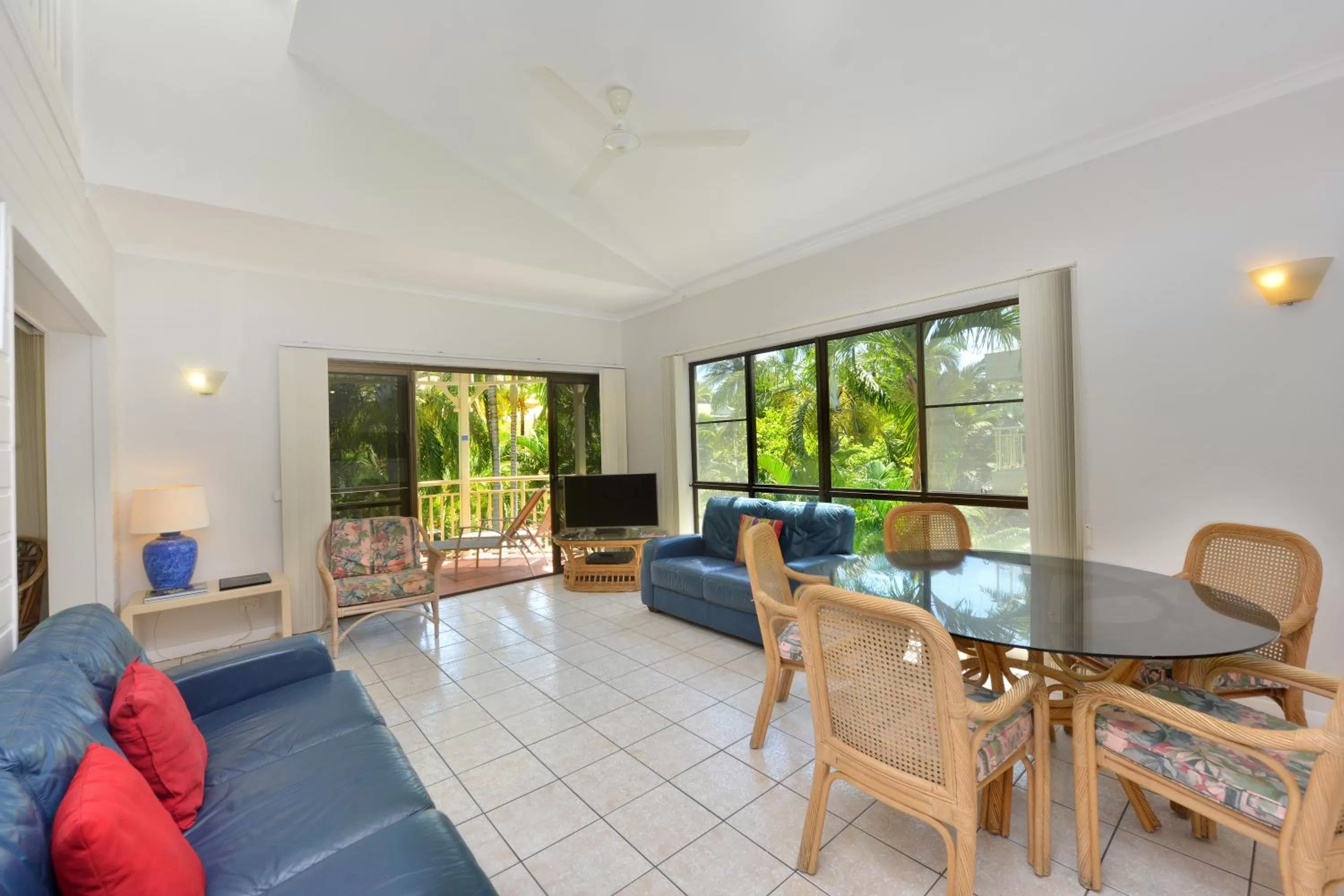 Living room in Driftwood Mantaray - Official Onsite Reception and Check In