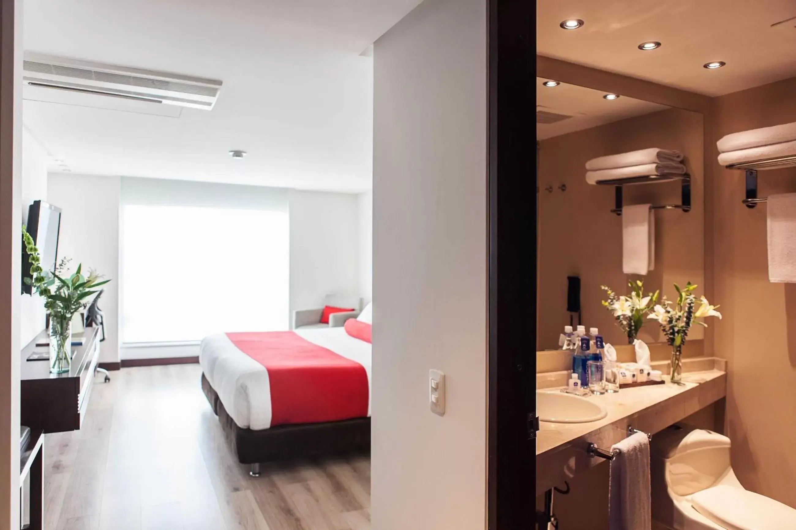 Deluxe King Suite in Best Western Plus 93 Park Hotel Deluxe King Suite in Best Western Plus 93 Park Hotel