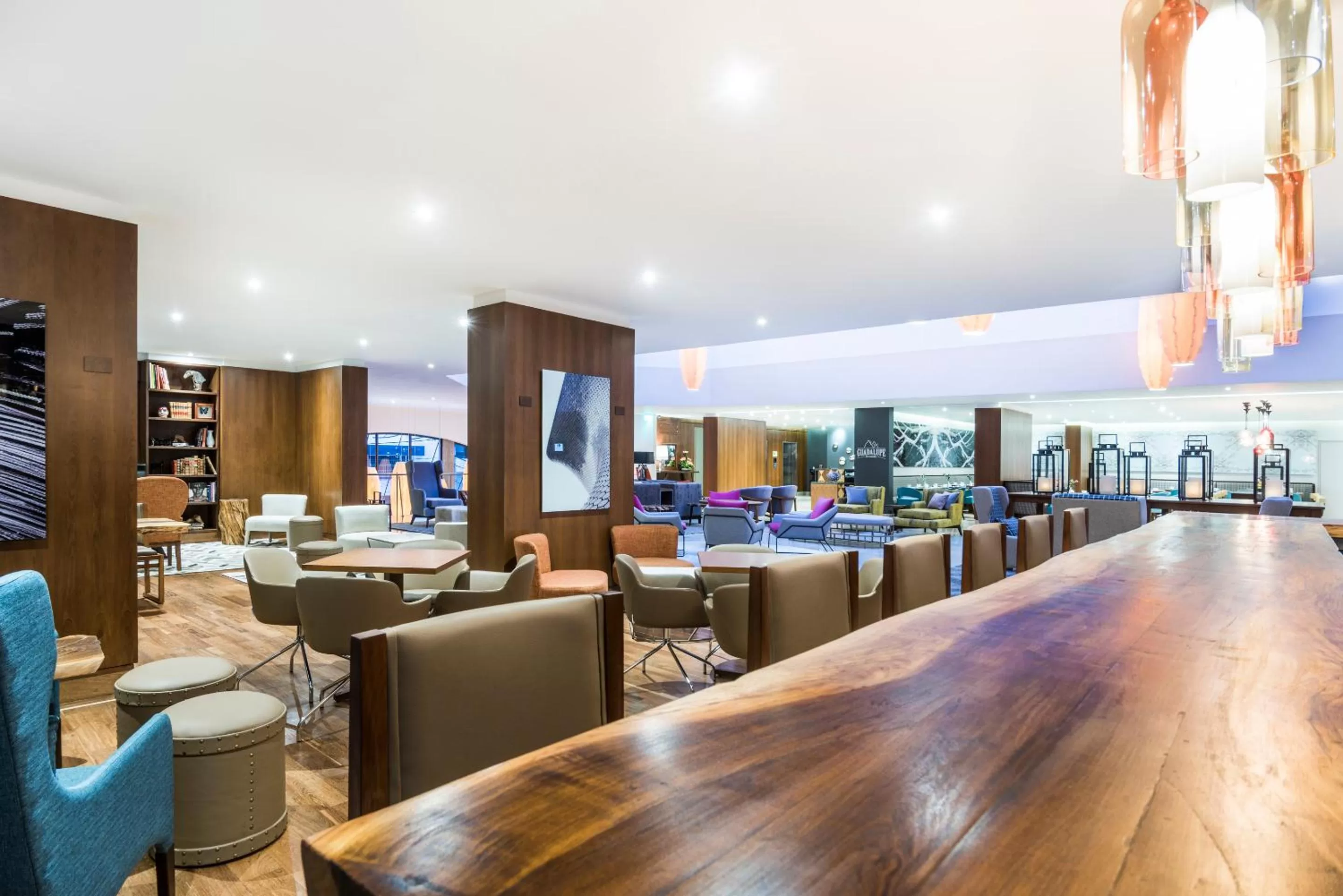 Restaurant/Places to Eat in Cosmos 100 Executive