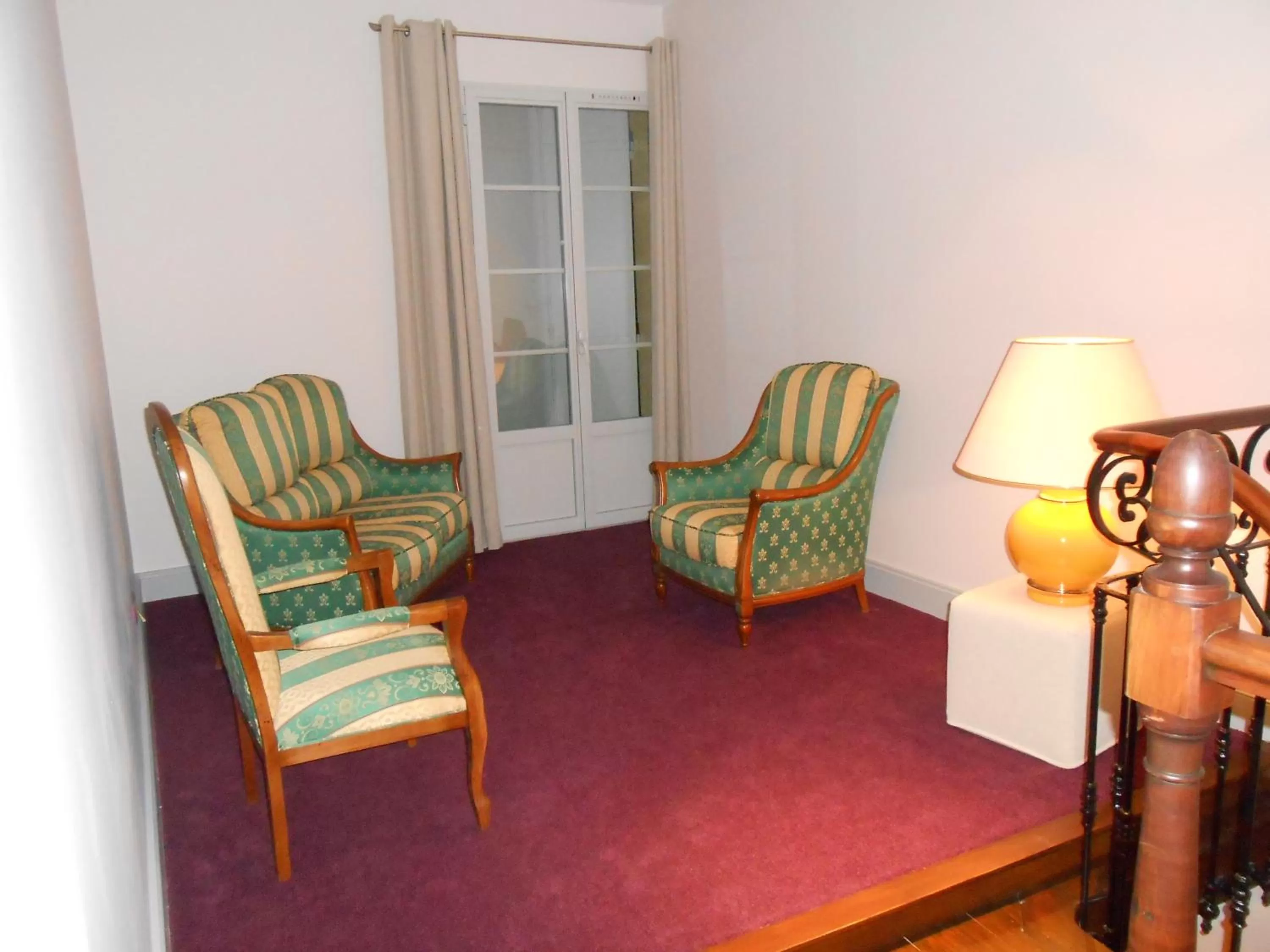 Seating area in Logis- Hôtel Spa Restaurant l'Epicurial