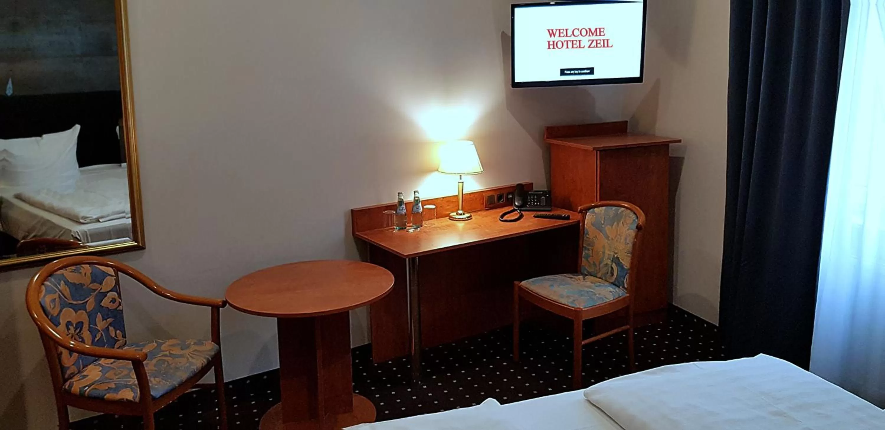 TV and multimedia, Bed in Hotel Zeil