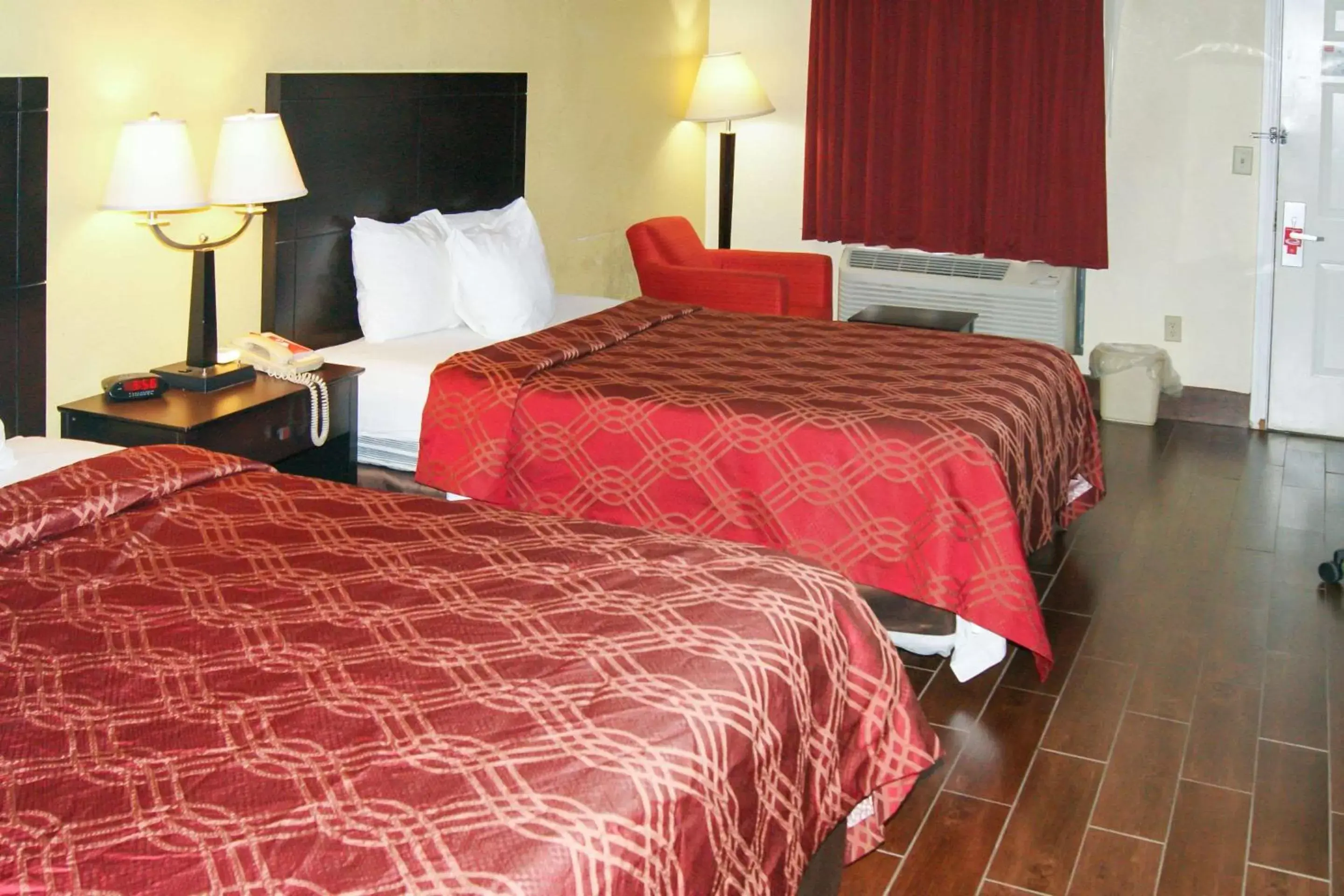 Queen Room with Two Queen Beds - Smoking in Econo Lodge Inn & Suites West - Energy Corridor Queen Room with Two Queen Beds - Smoking in Econo Lodge Inn & Suites West - Energy Corridor