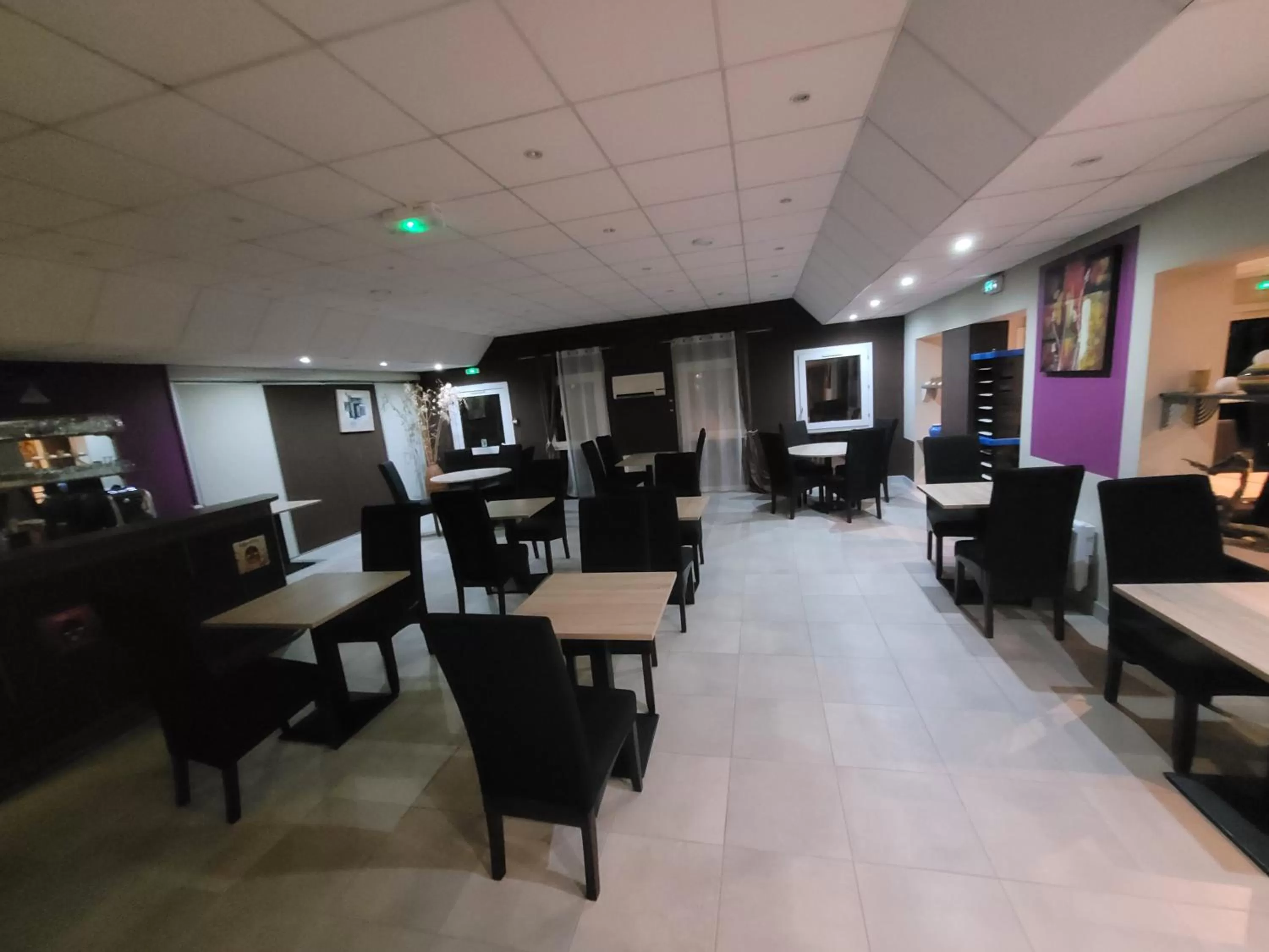 Restaurant/places to eat in Hôtel Le Cosy Blois Villebarou