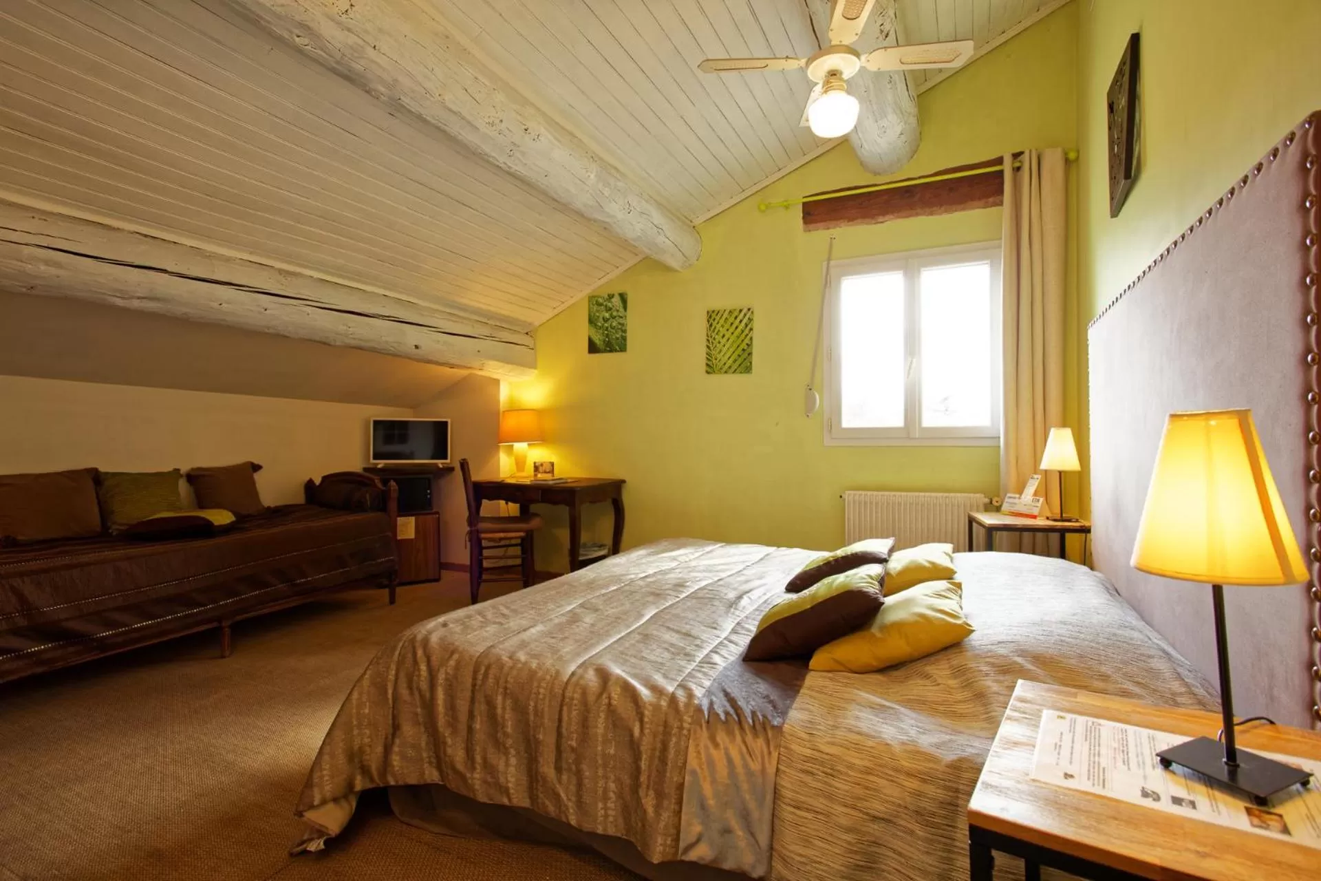 Photo of the whole room in Logis Auberge De Tavel