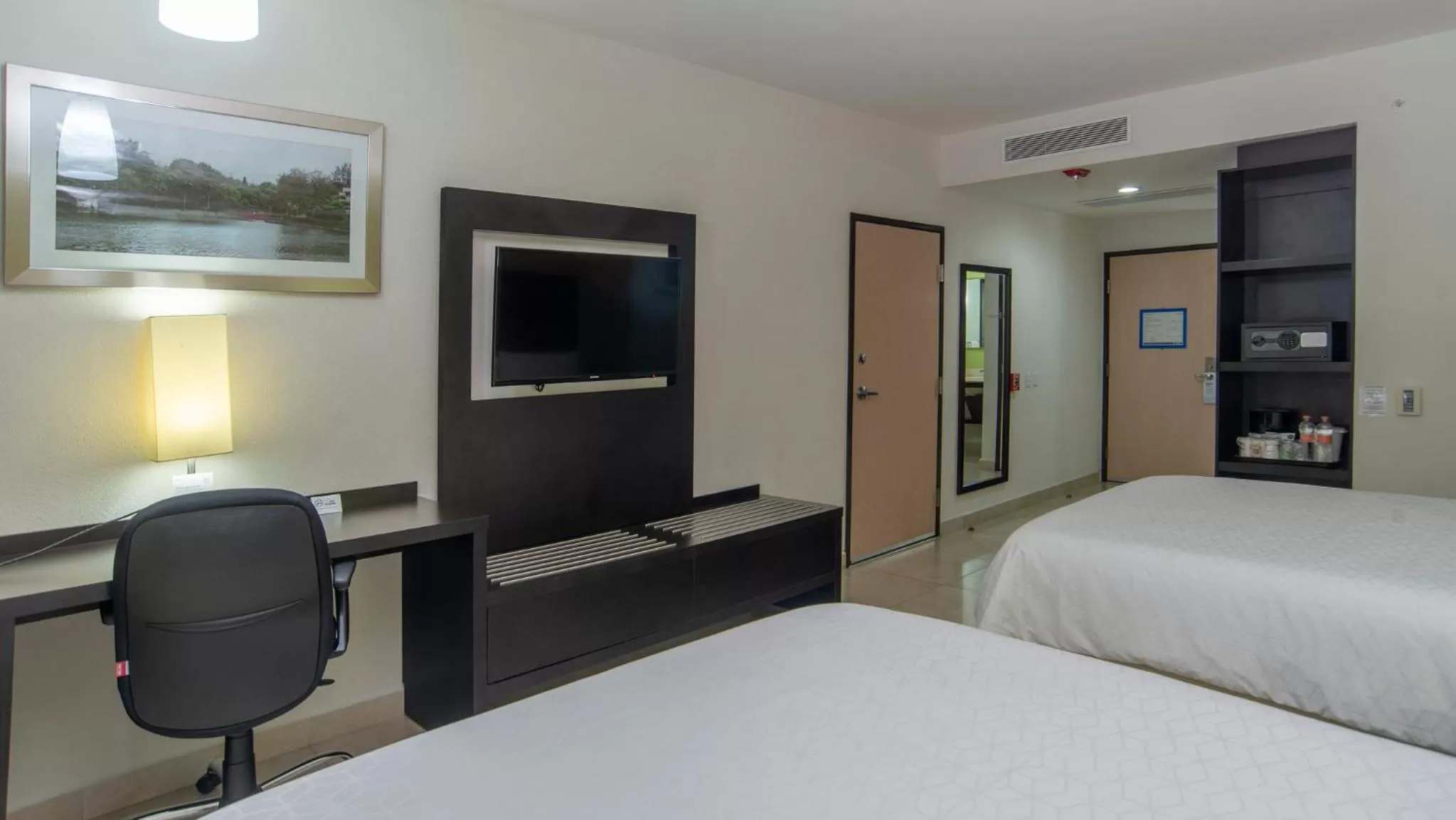 Photo of the whole room, Bed in Holiday Inn Express Xalapa by IHG