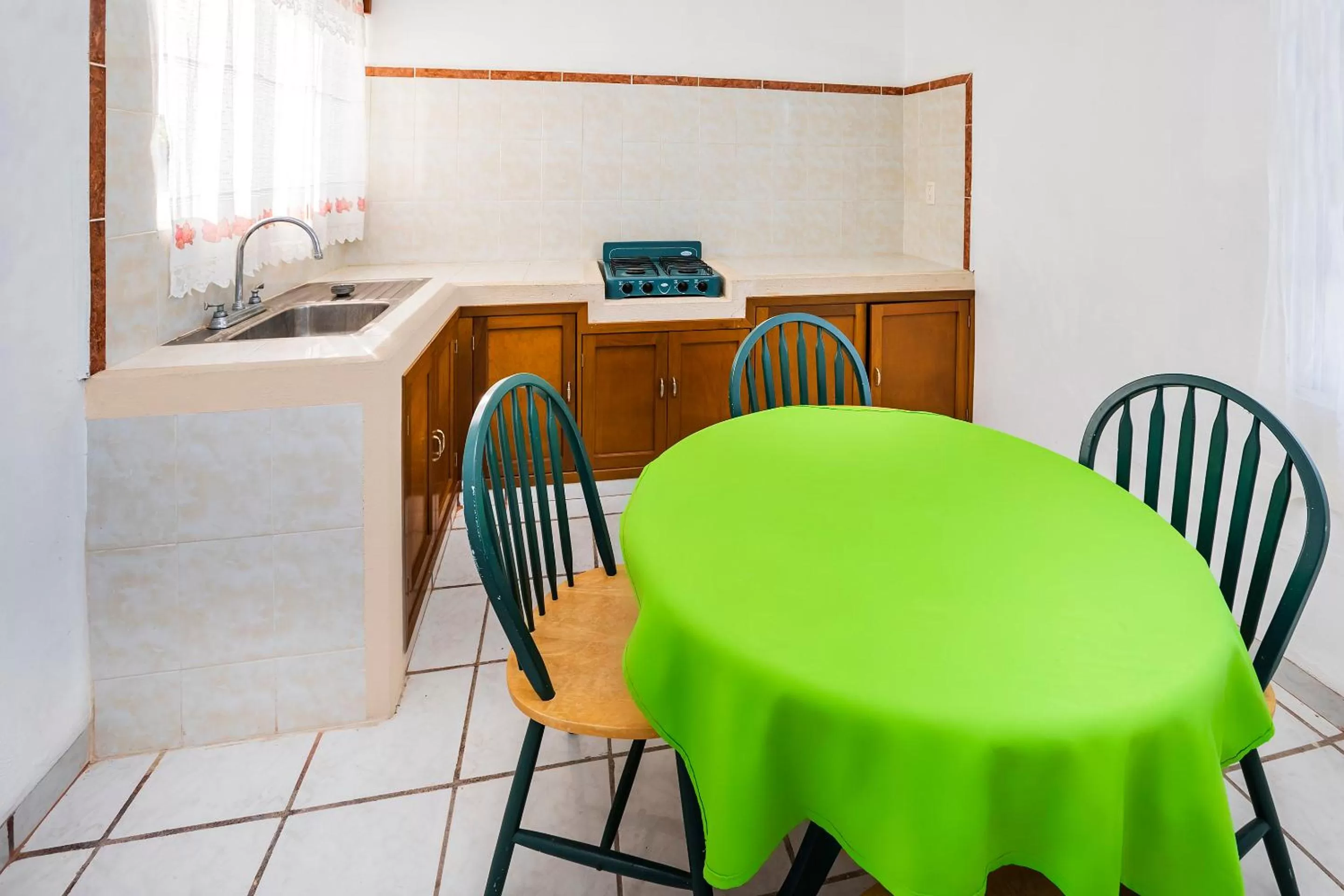 Kitchen or kitchenette in Capital O Oxtankah,chetumal bay
