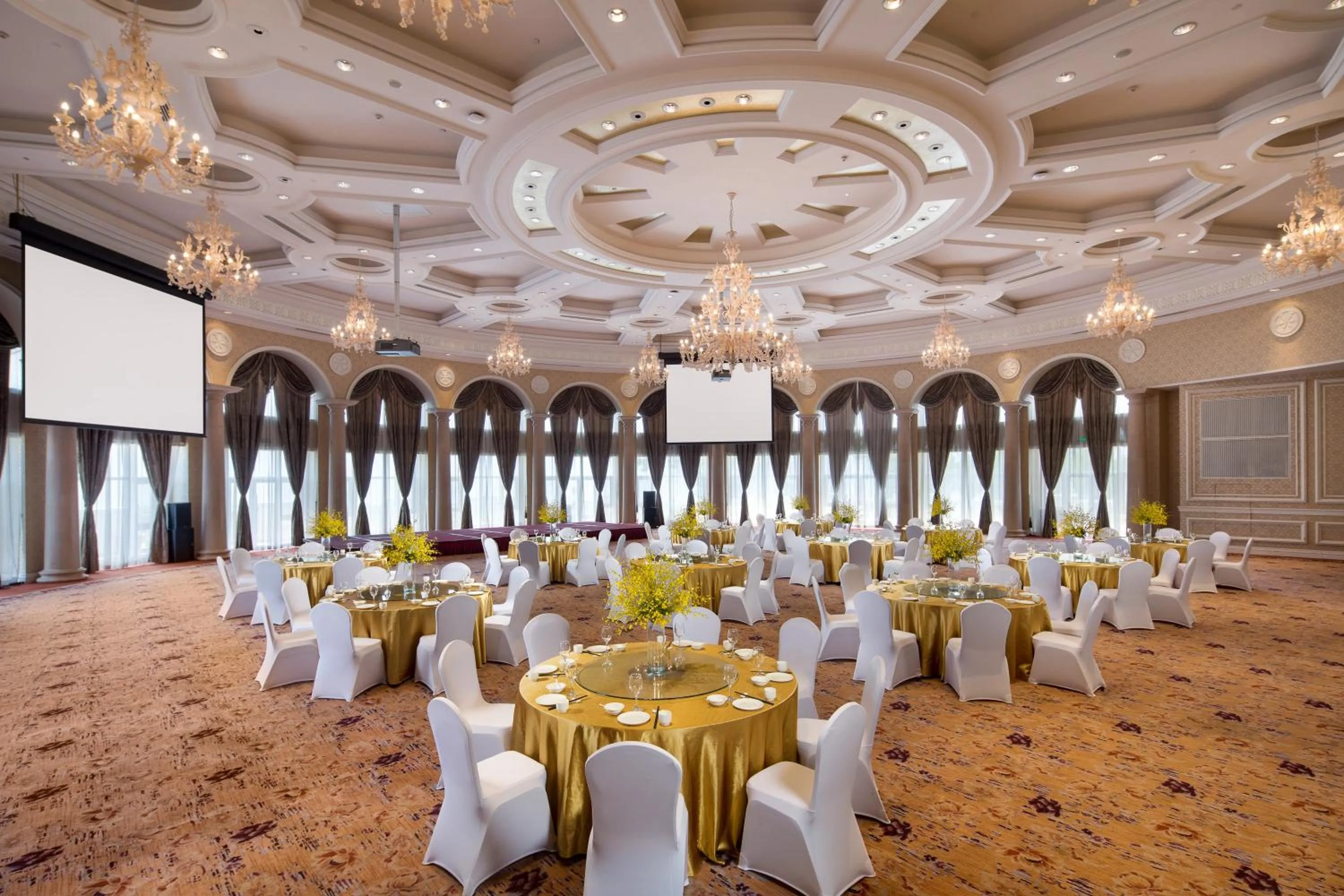 Meeting/conference room in Crowne Plaza Ocean Spring Resort by IHG