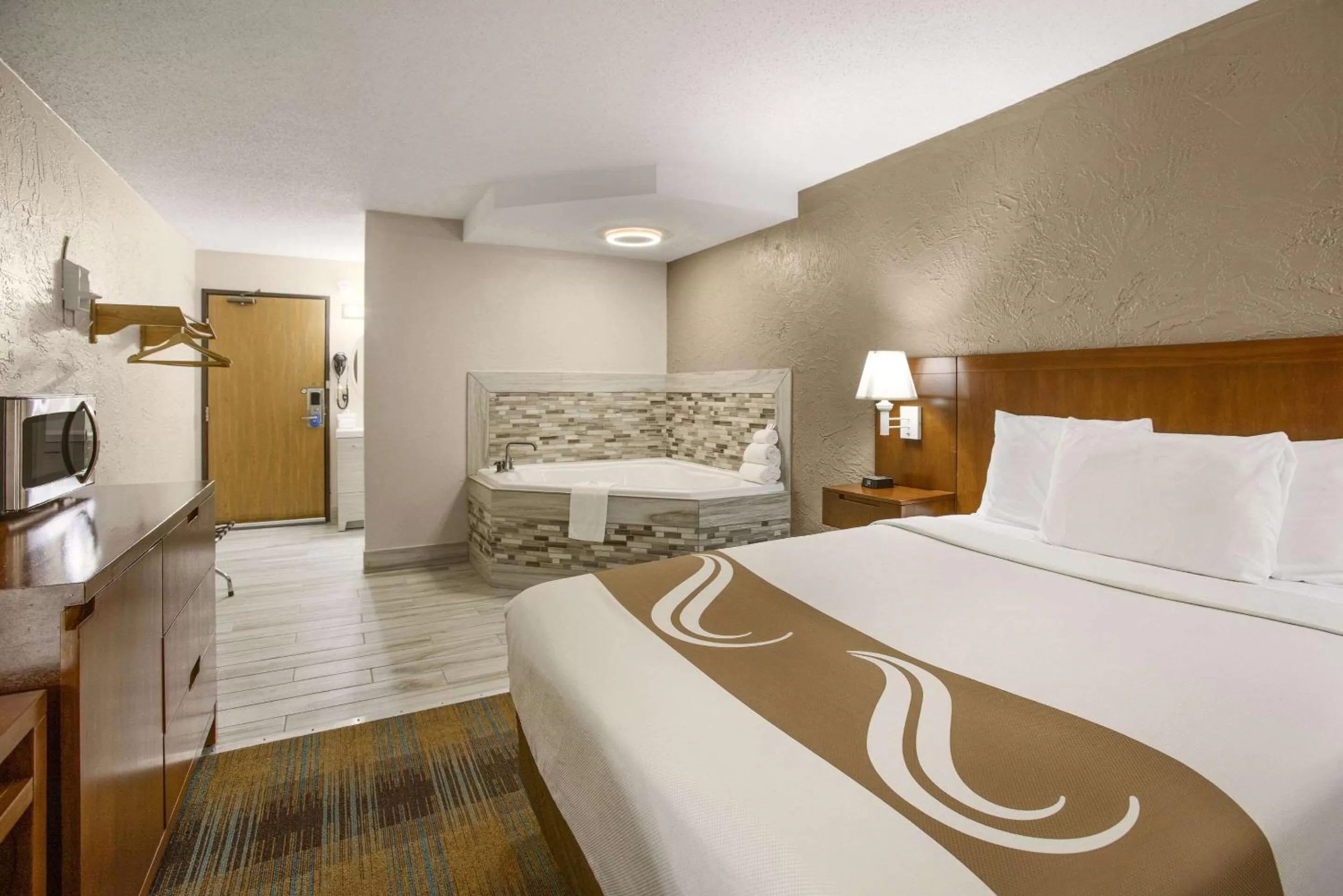 Bedroom, Bed in Rodeway Inn & Suites Grand Rapids Southeast