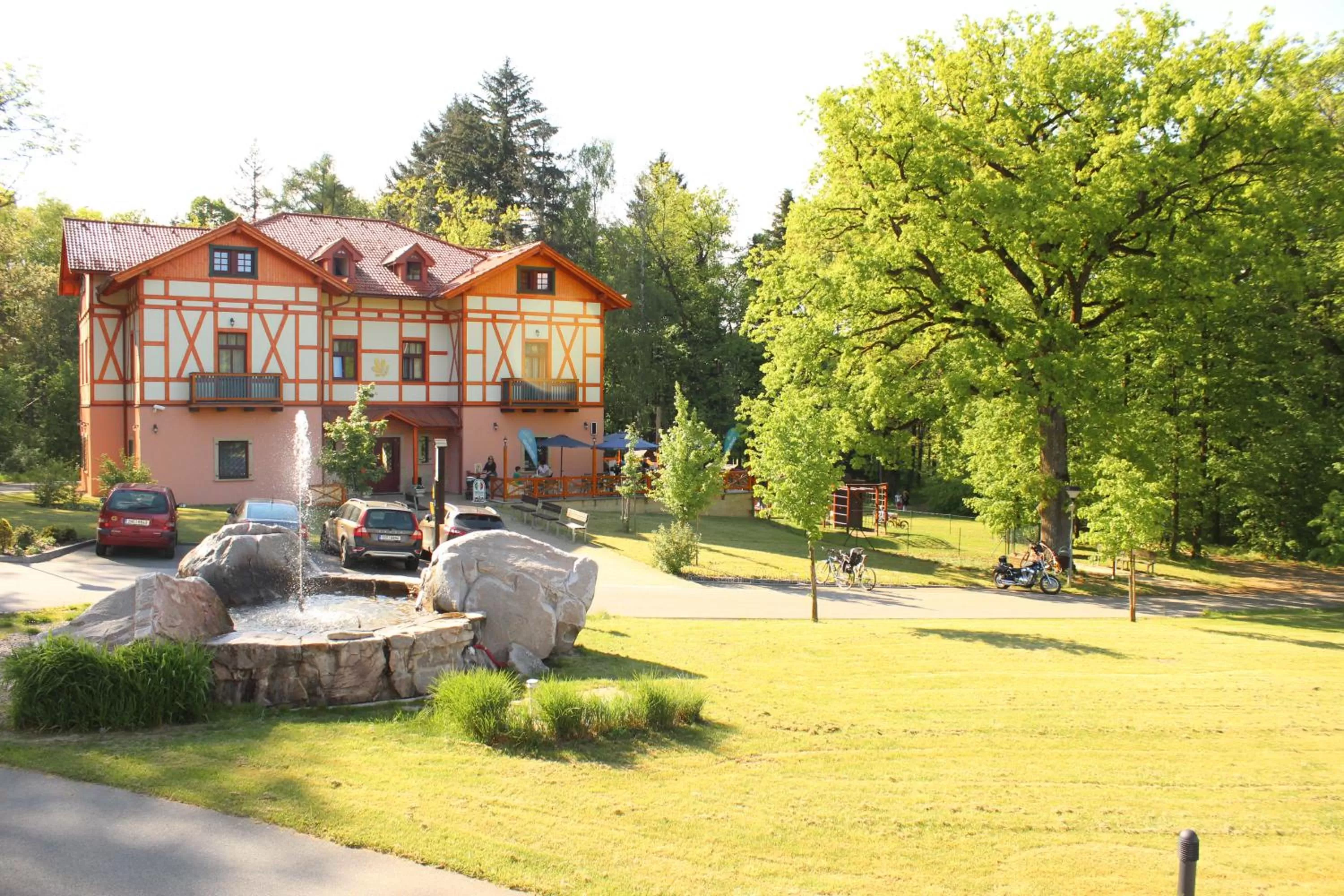 Facade/entrance, Garden in Hotel Studanka