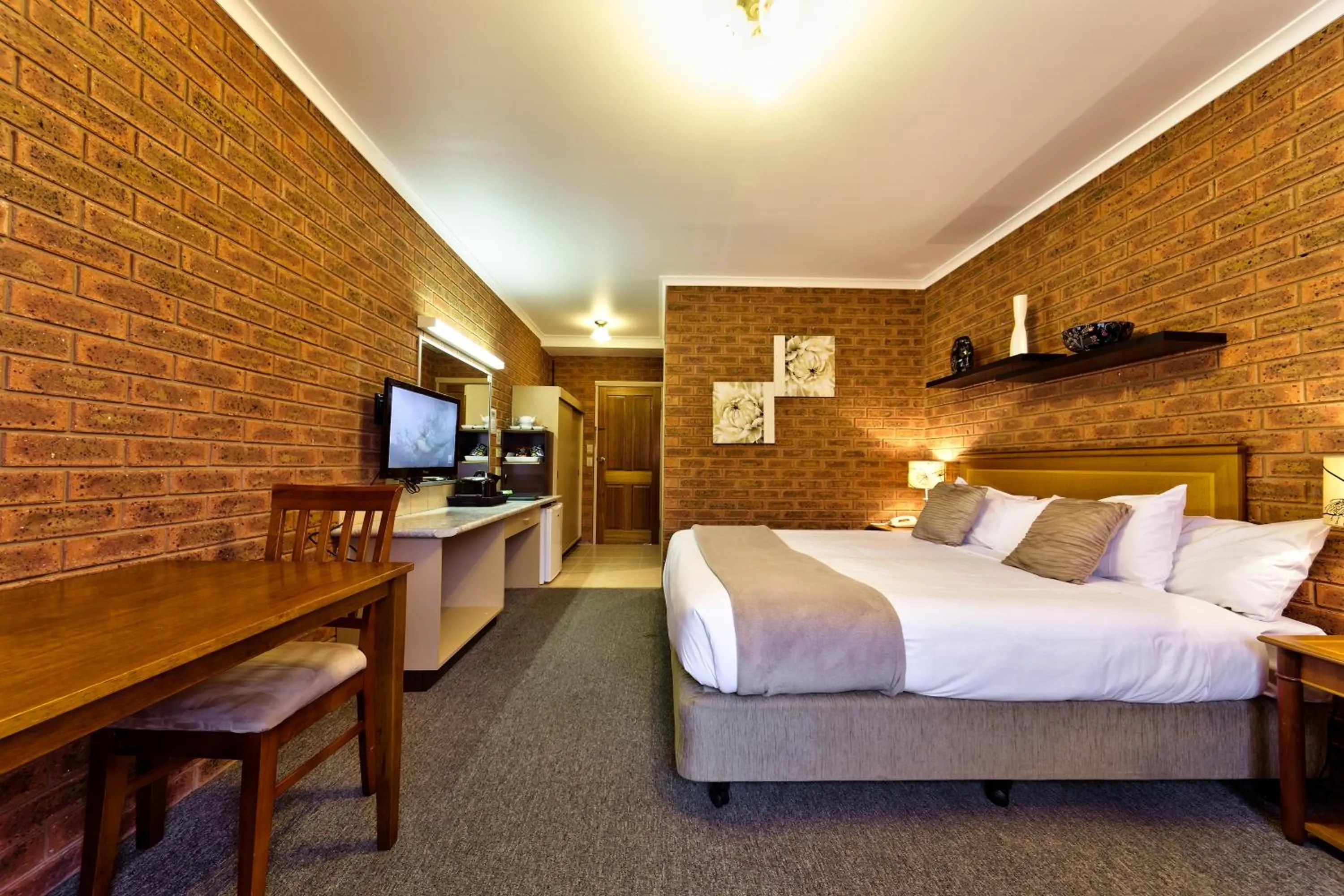 Bed in Central Yarrawonga Motor Inn