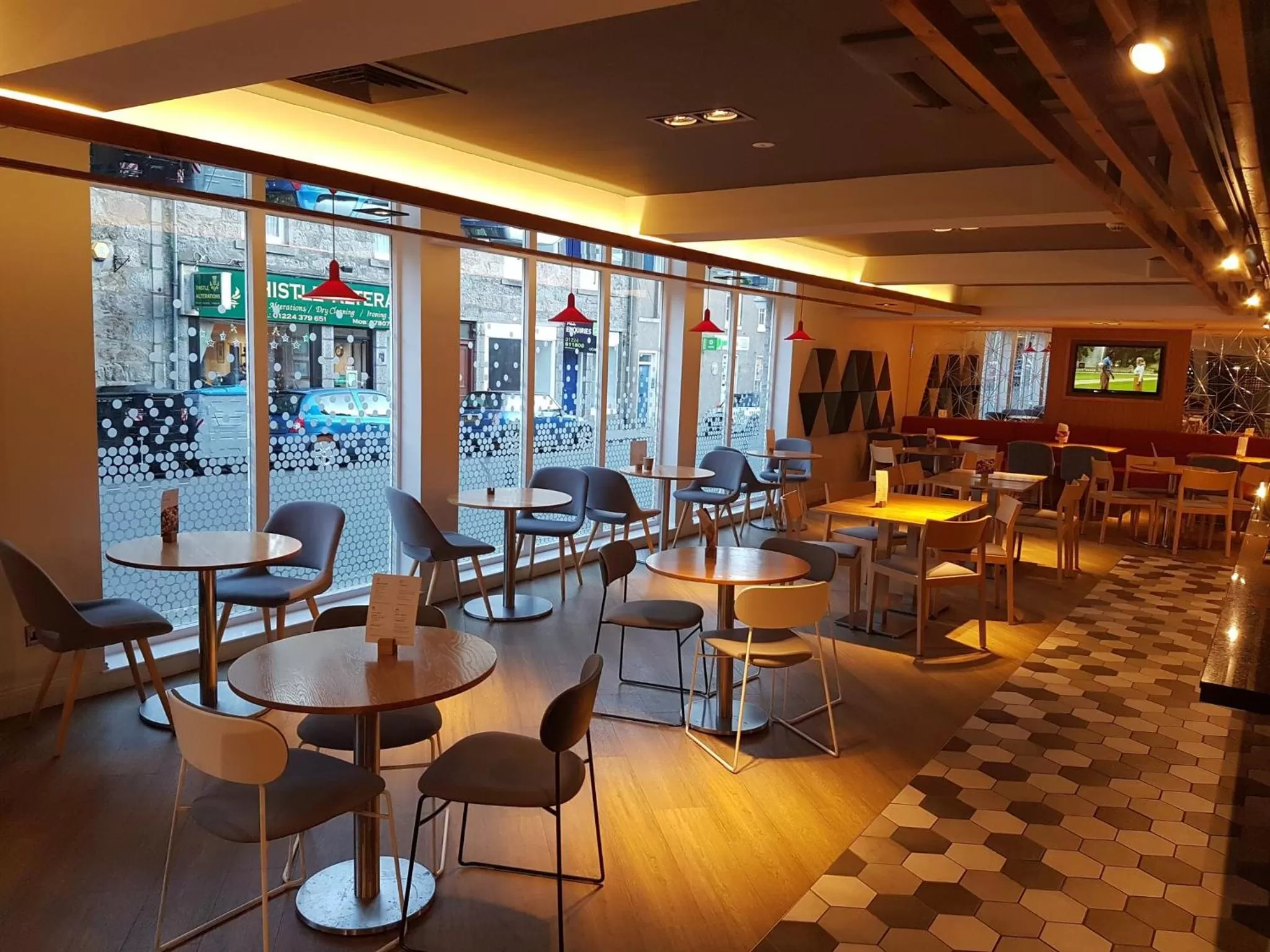 Restaurant/places to eat in Holiday Inn Express Aberdeen City Centre by IHG