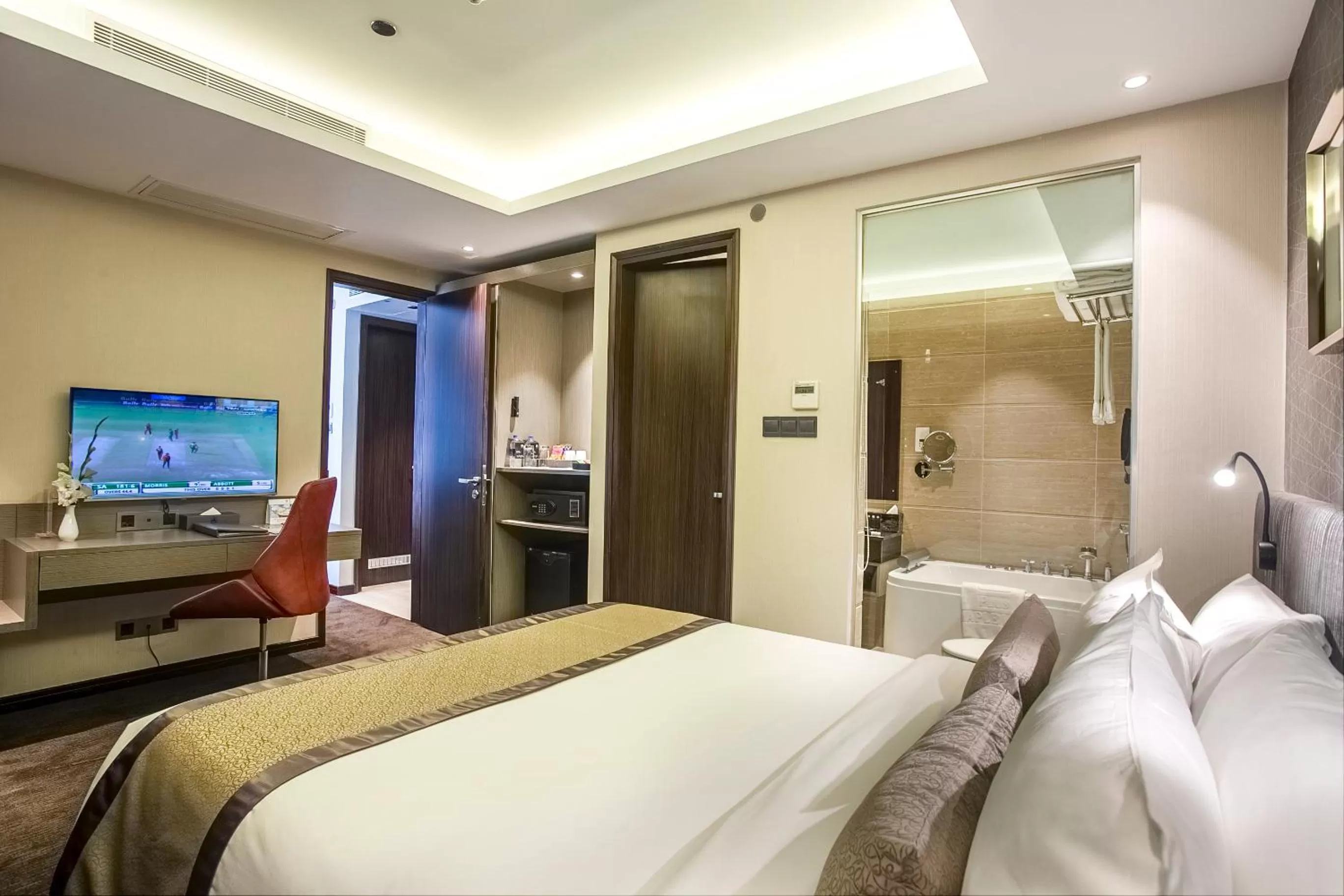 Bed in Best Western Plus Maple Leaf