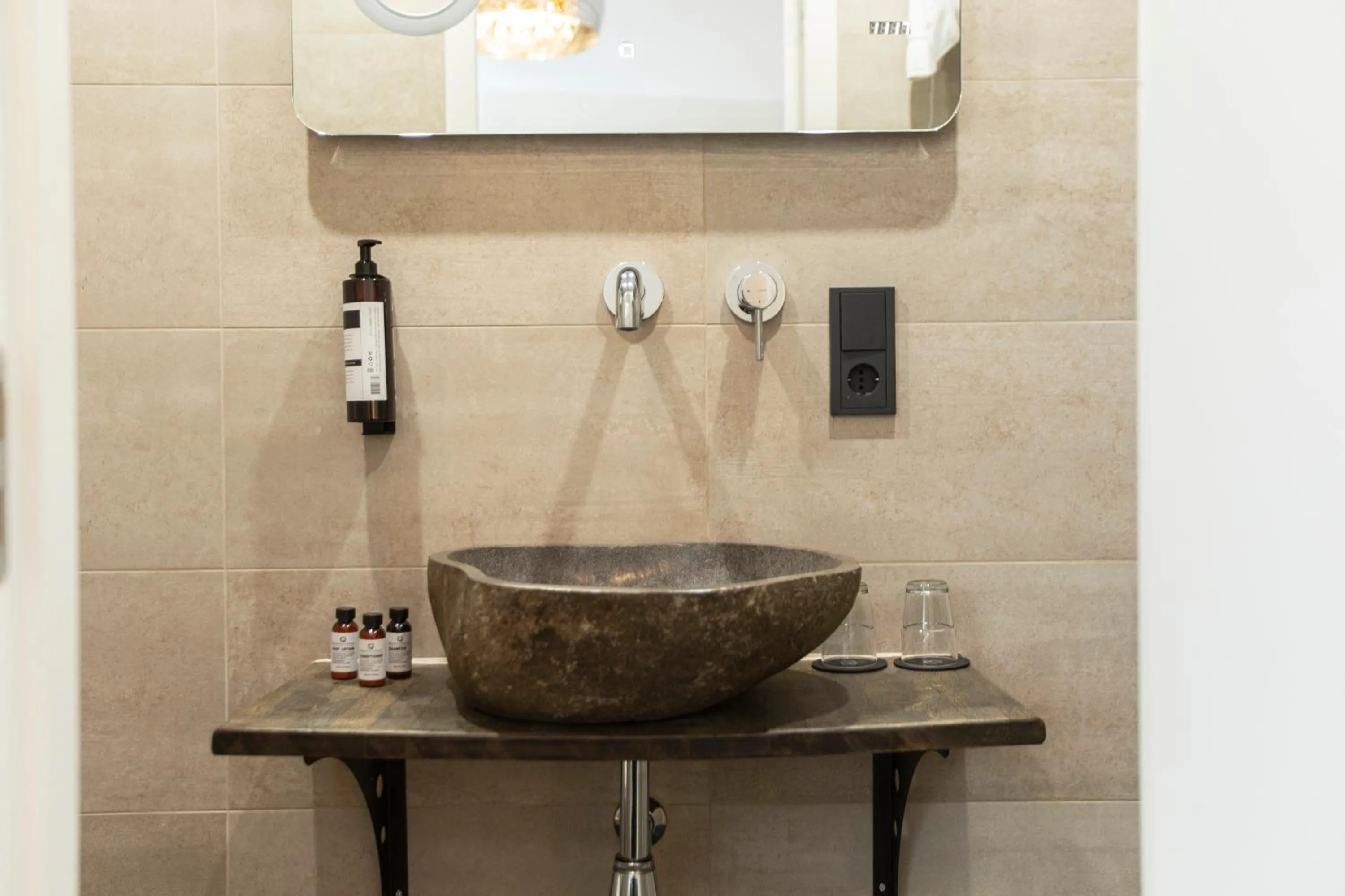 Bathroom in Quentin Golden Bear Hotel