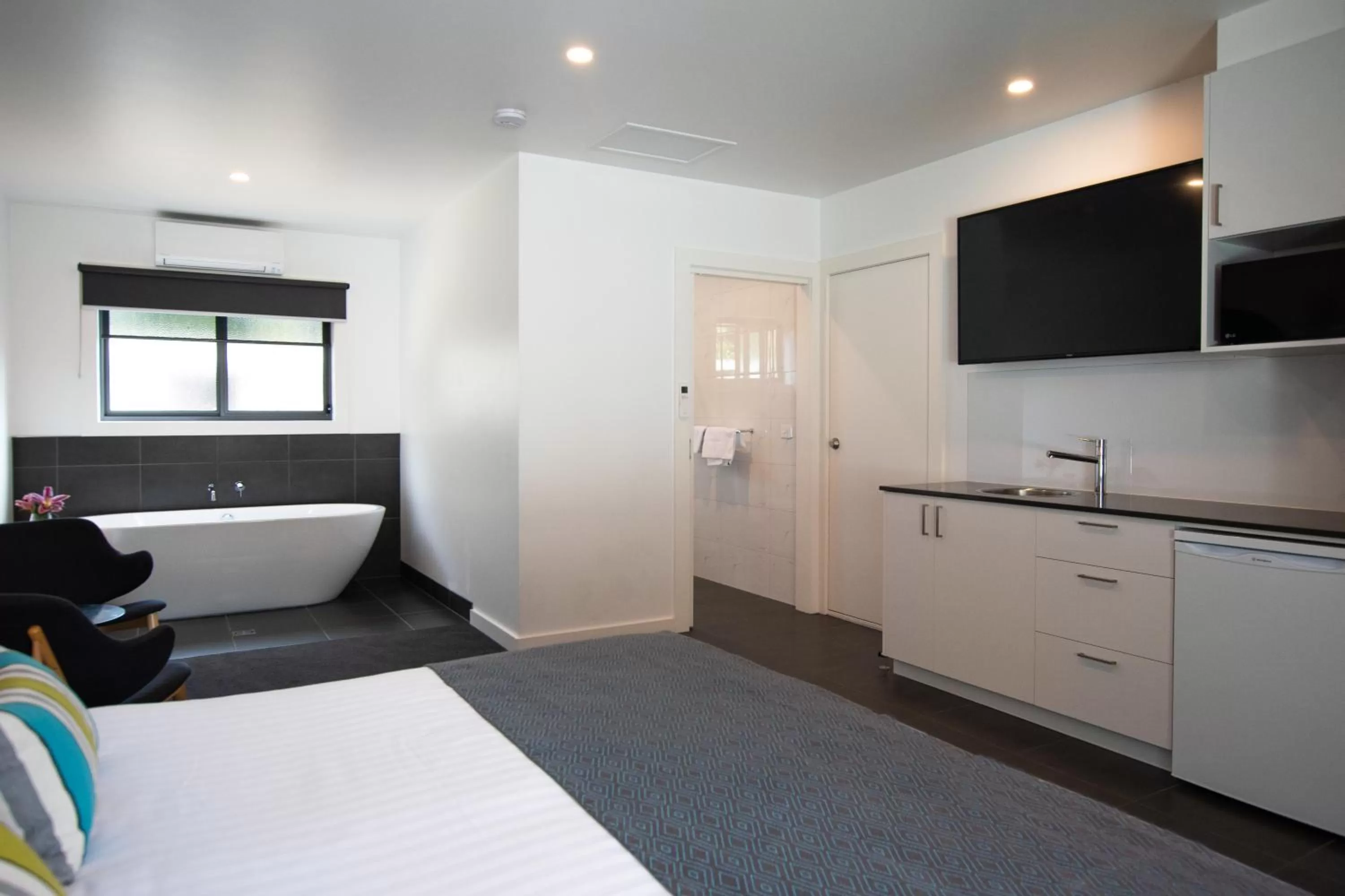 Photo of the whole room, TV/Entertainment Center in Bright Colonial Motel