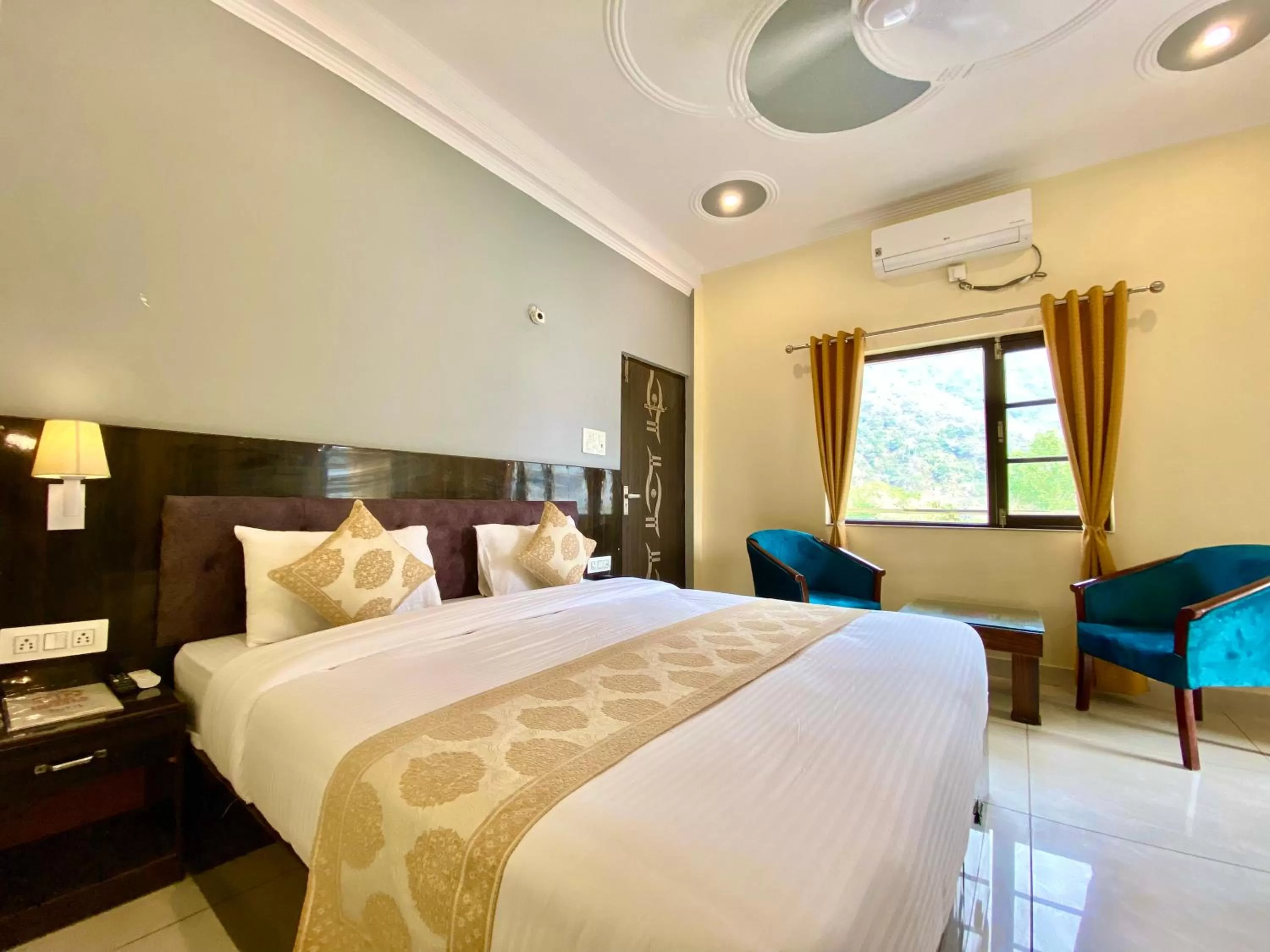 Seating area, Bed in Tapovan New Residency - 5 minutes walk to Laxman jhula