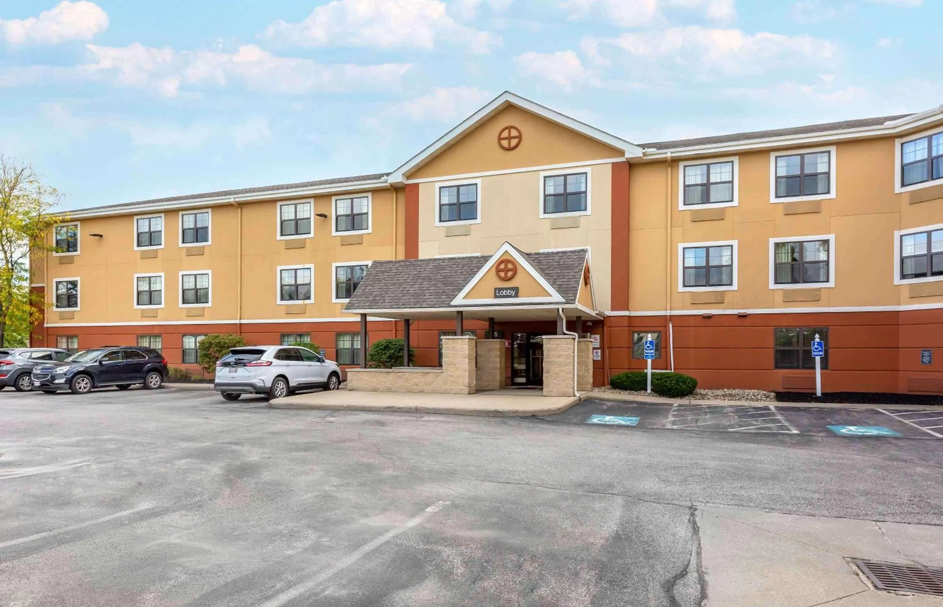 Property building in Extended Stay America Suites - Akron - Copley - East