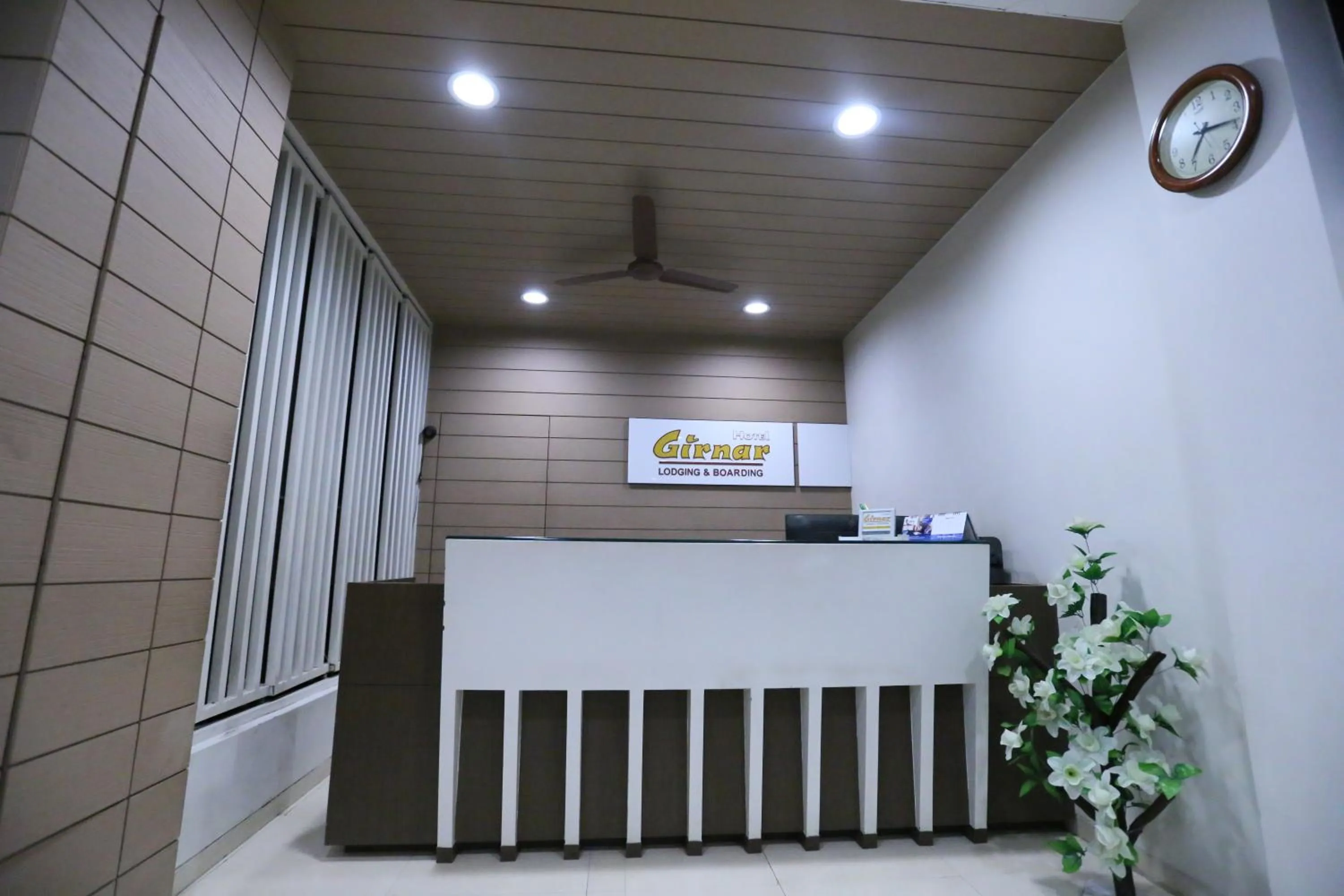 Lobby or reception in Hotel Girnar
