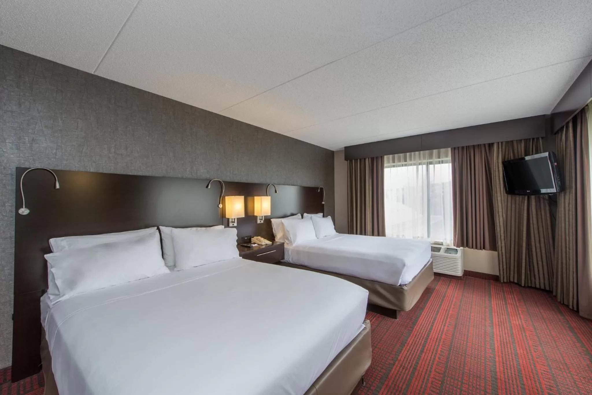Photo of the whole room, Bed in Holiday Inn Express Hotel & Suites Auburn by IHG