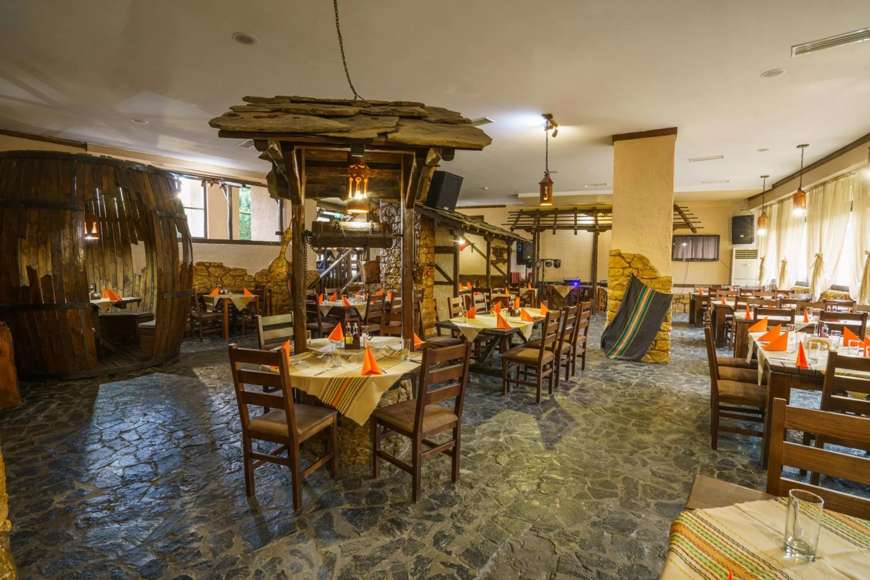 Restaurant/Places to Eat in Troyan Plaza Hotel