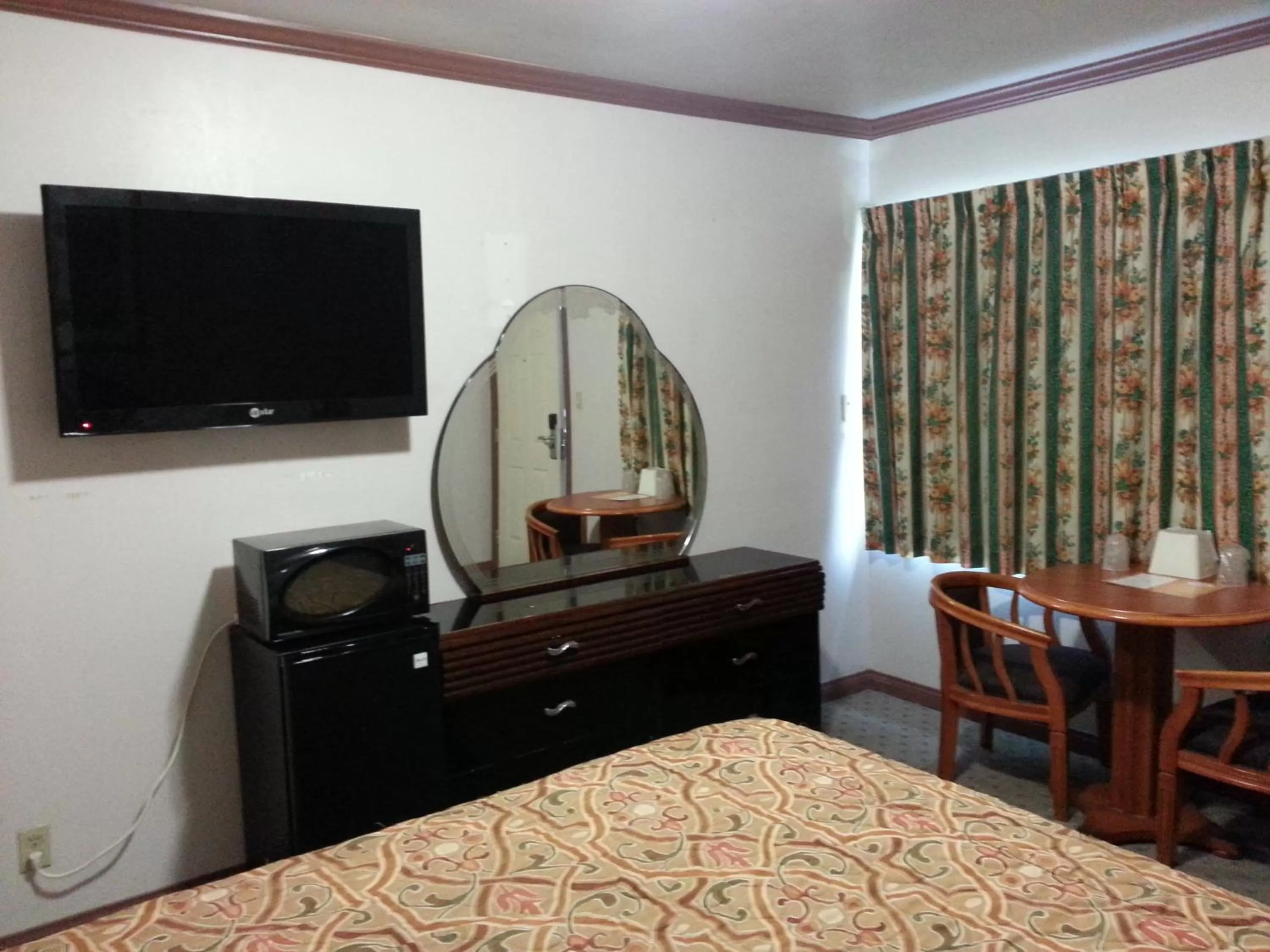 TV and multimedia, Bed in Walls Motel Long Beach