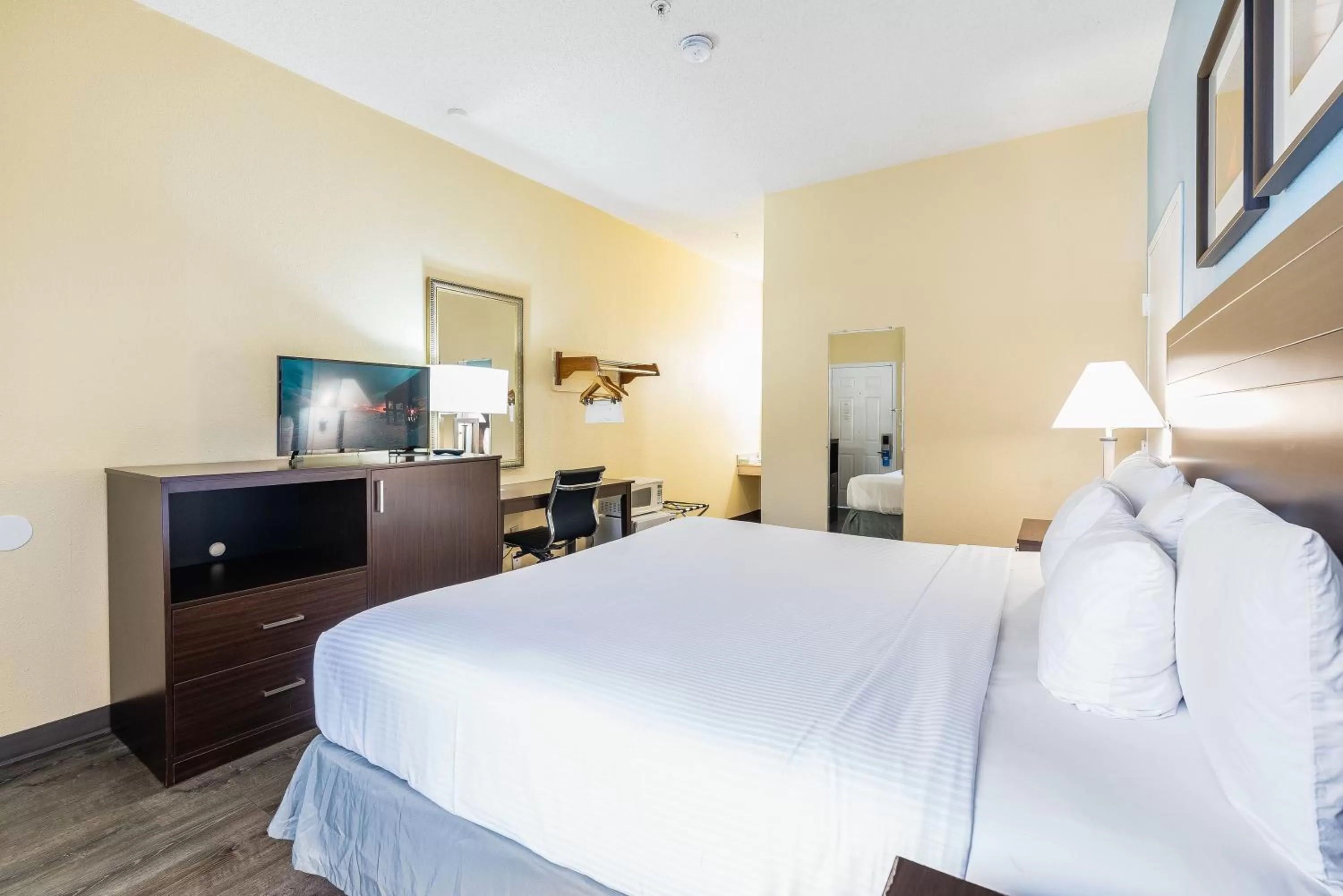 Bed in Days Inn by Wyndham Federal Way