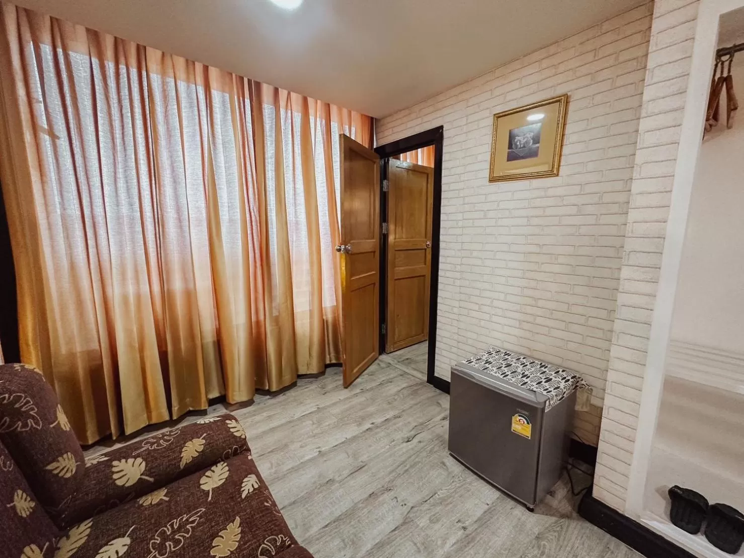 Photo of the whole room in Hotel De Khuvieng