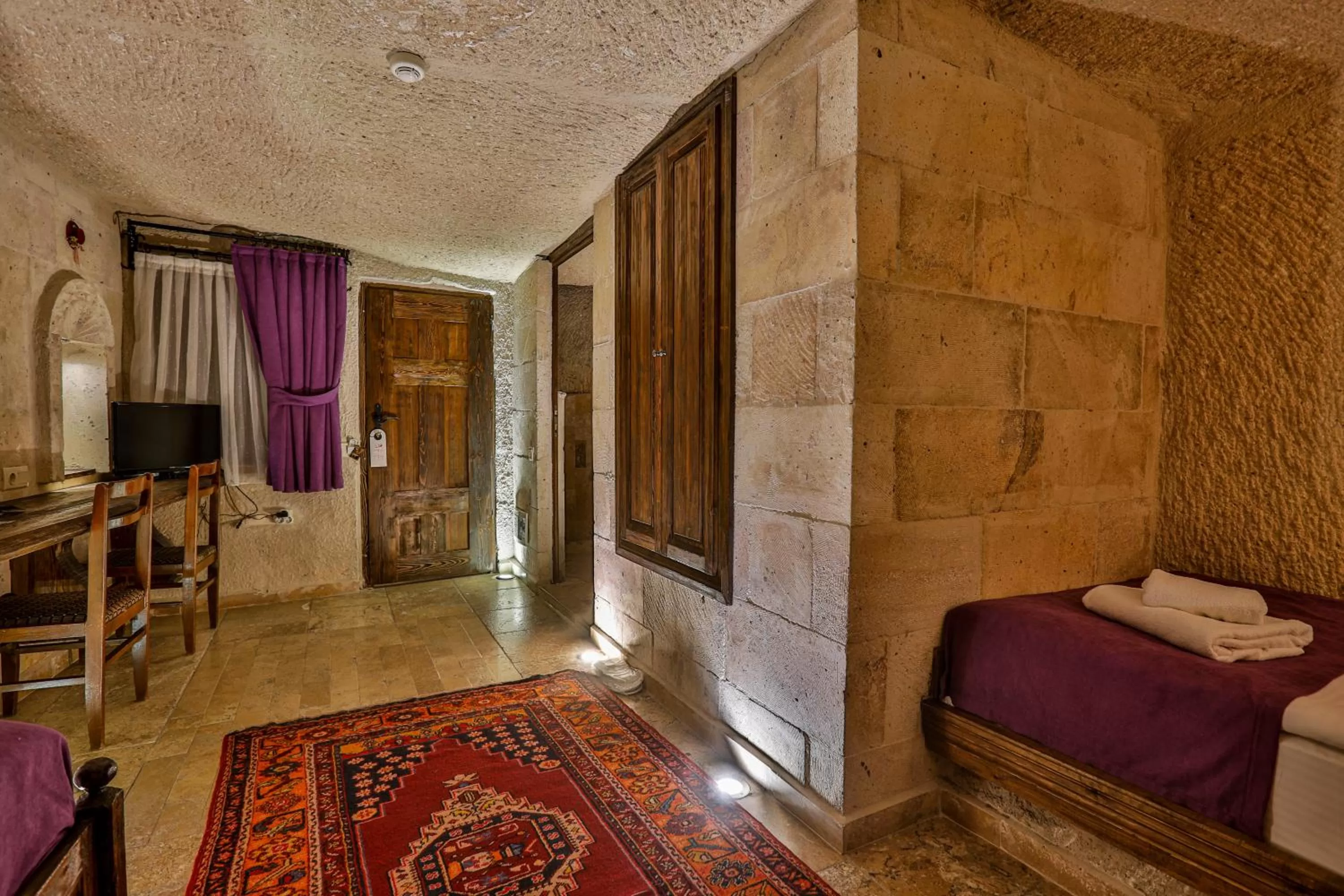 Photo of the whole room, Bed in Hidden Cave Hotel