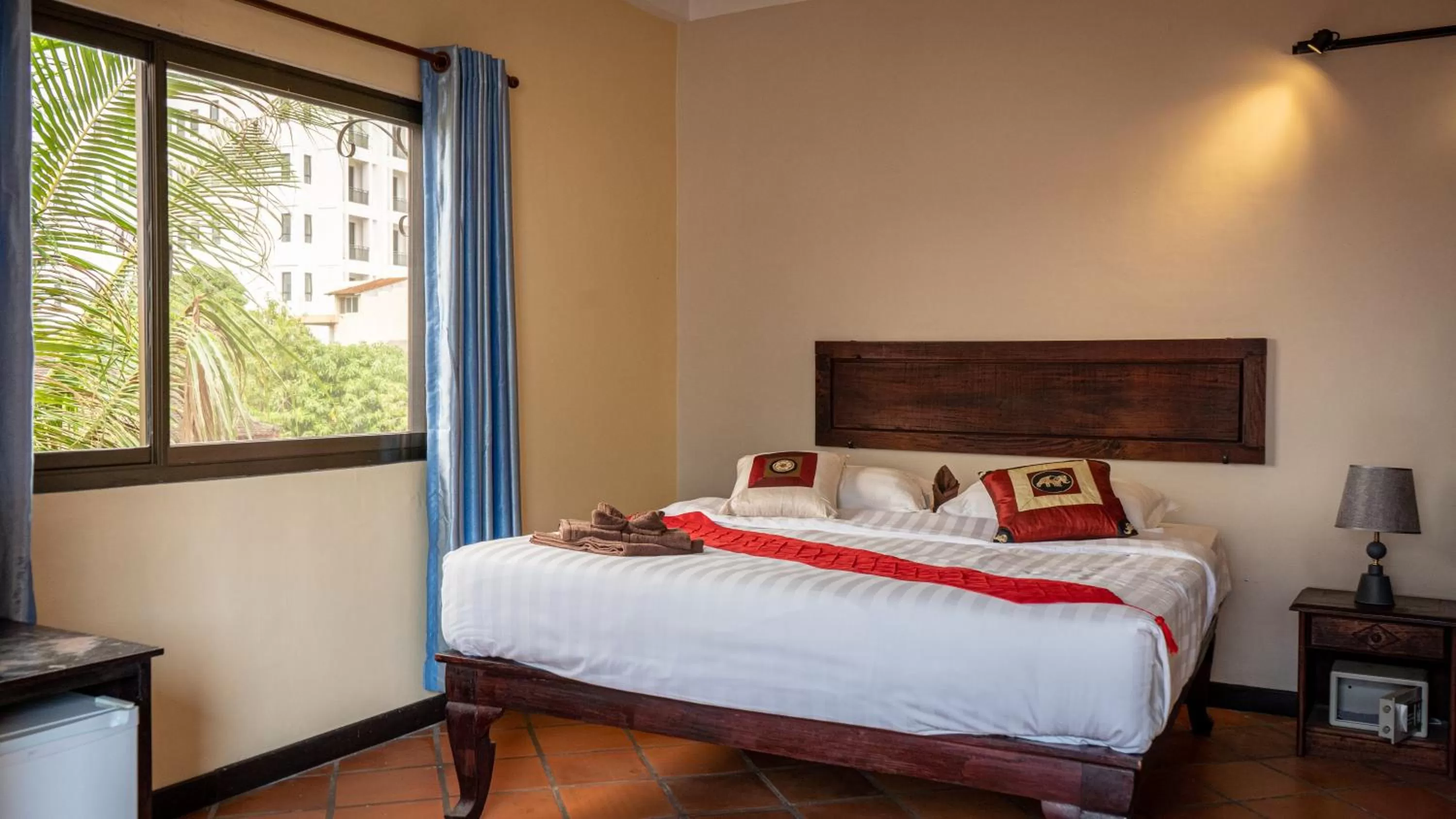 Bed in DEN HOTEL TOTONOU SIEM REAP