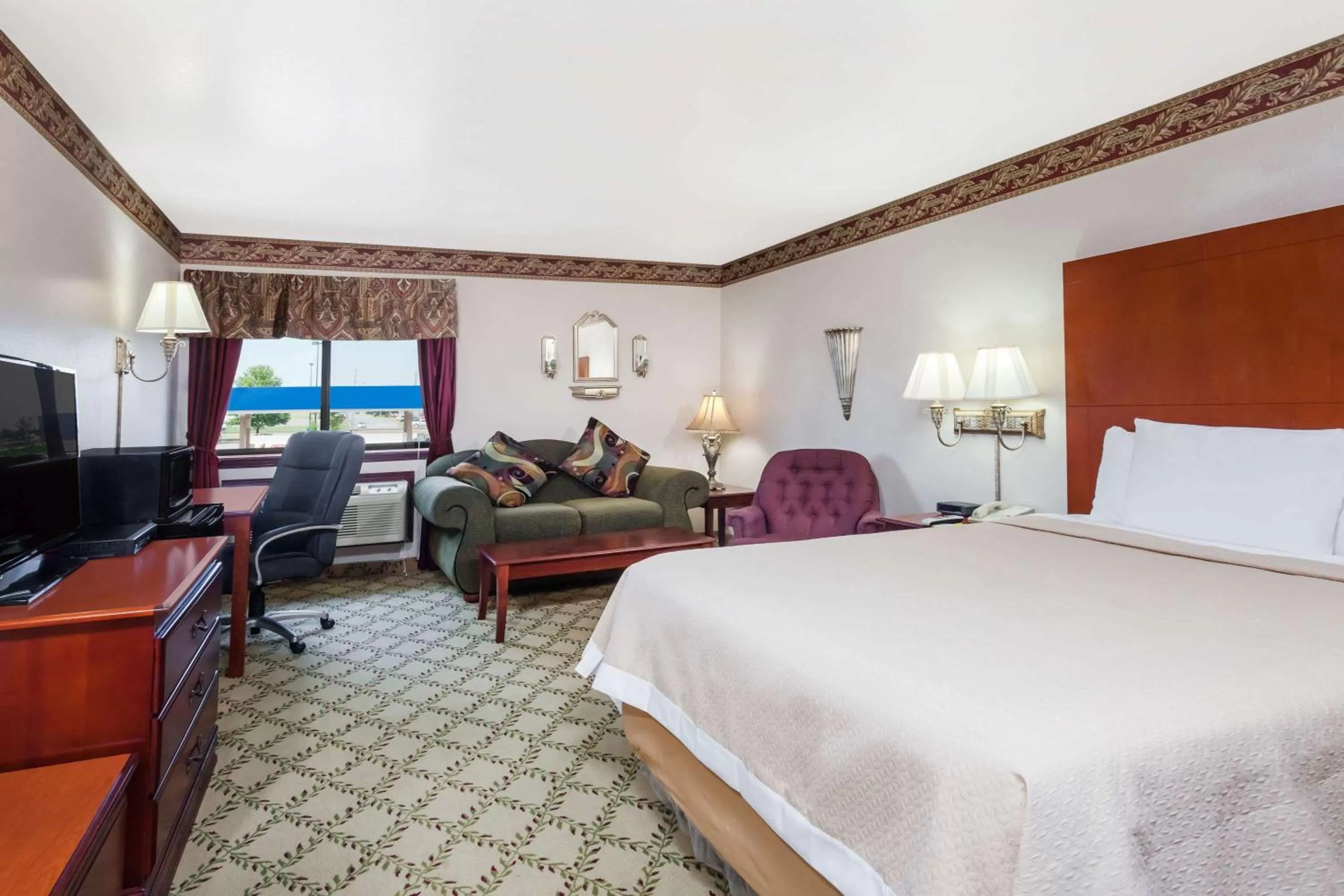 Photo of the whole room, Bed in Days Inn by Wyndham Dyersburg