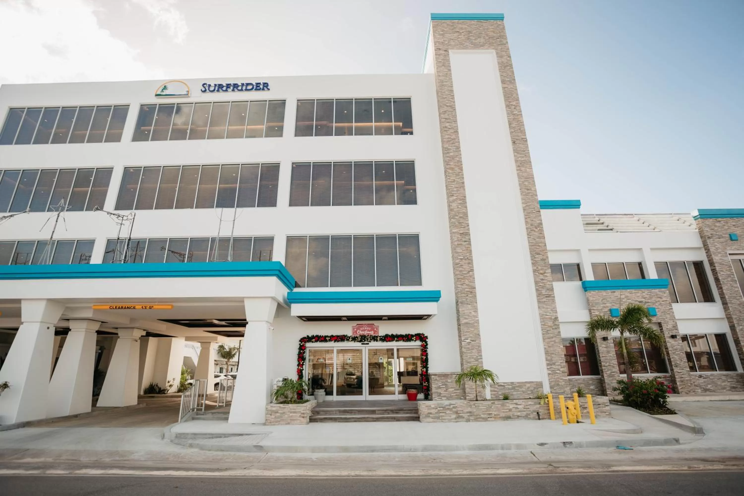 Facade/entrance in Surfrider Resort Hotel