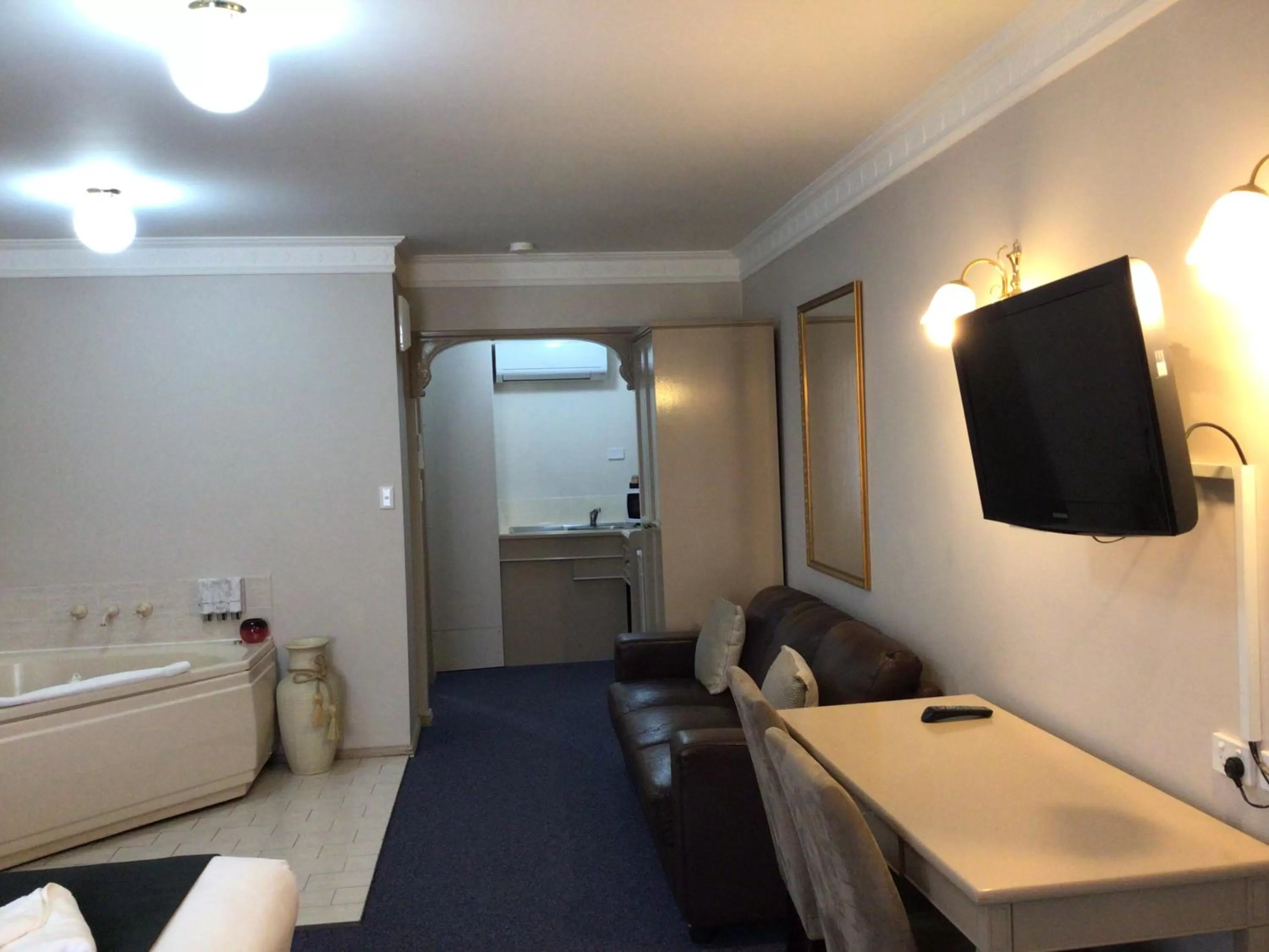 Bed in Heritage Motor Inn Goulburn