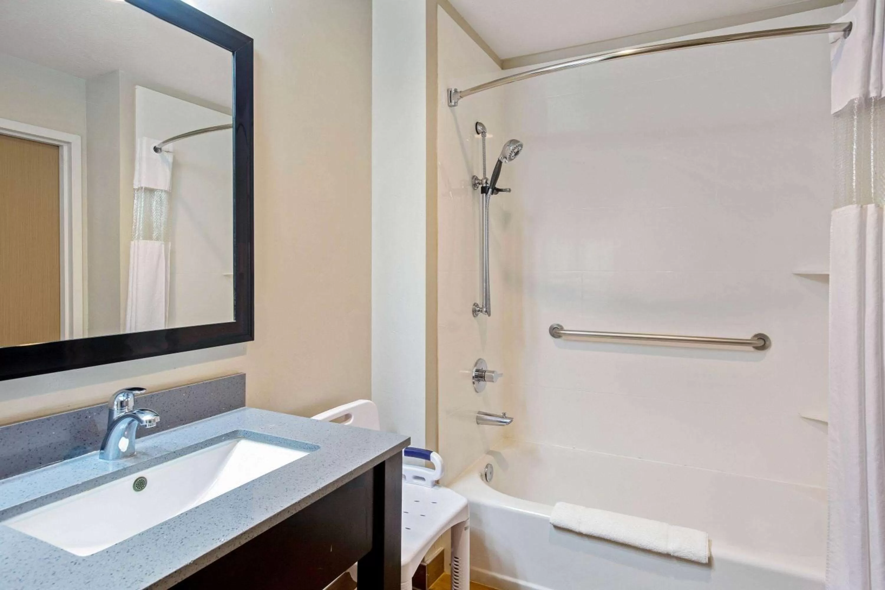 Bathroom in La Quinta by Wyndham Cedar City