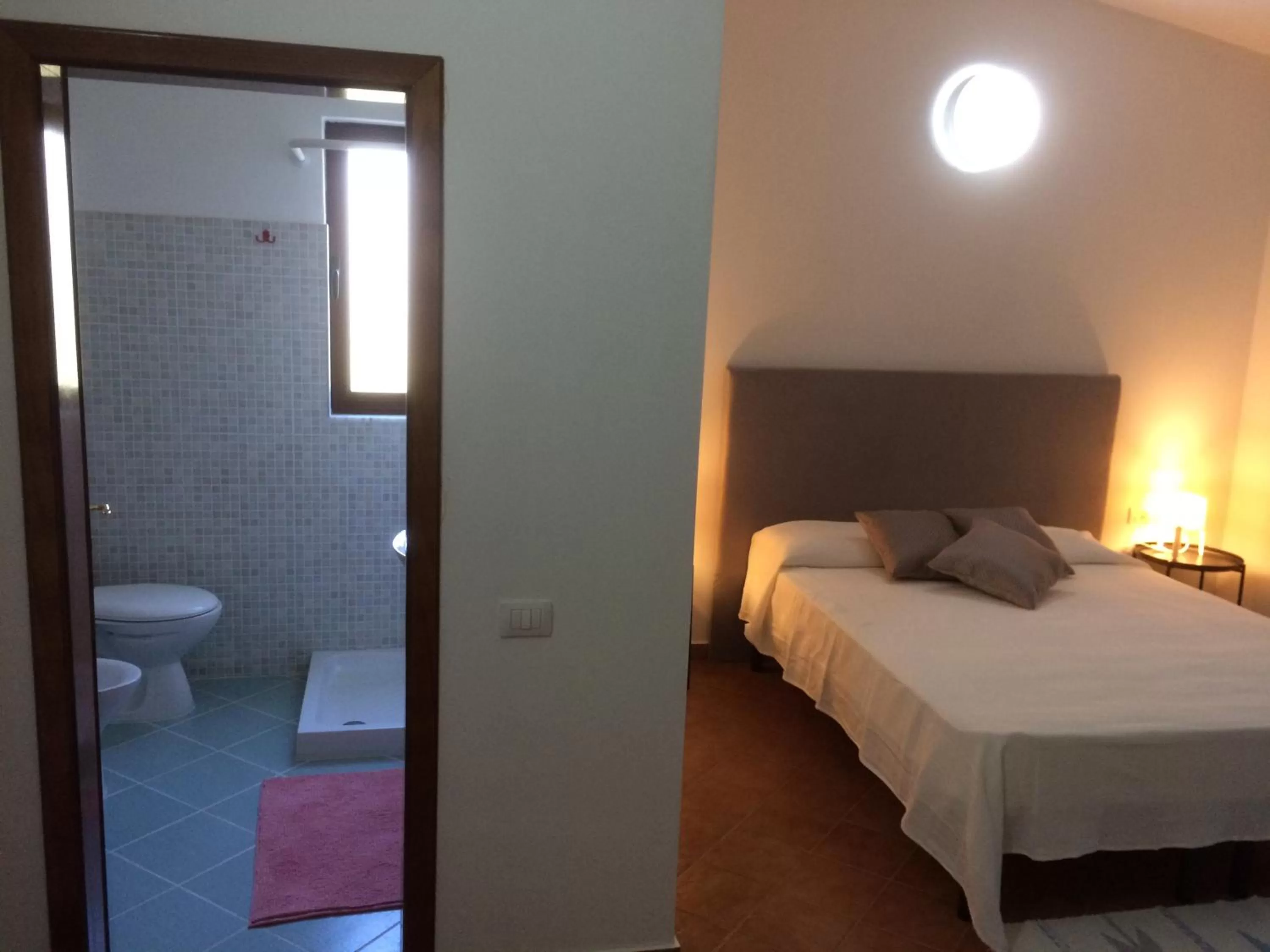 Bathroom, Bed in Guesthouse Villa Rosa Berat