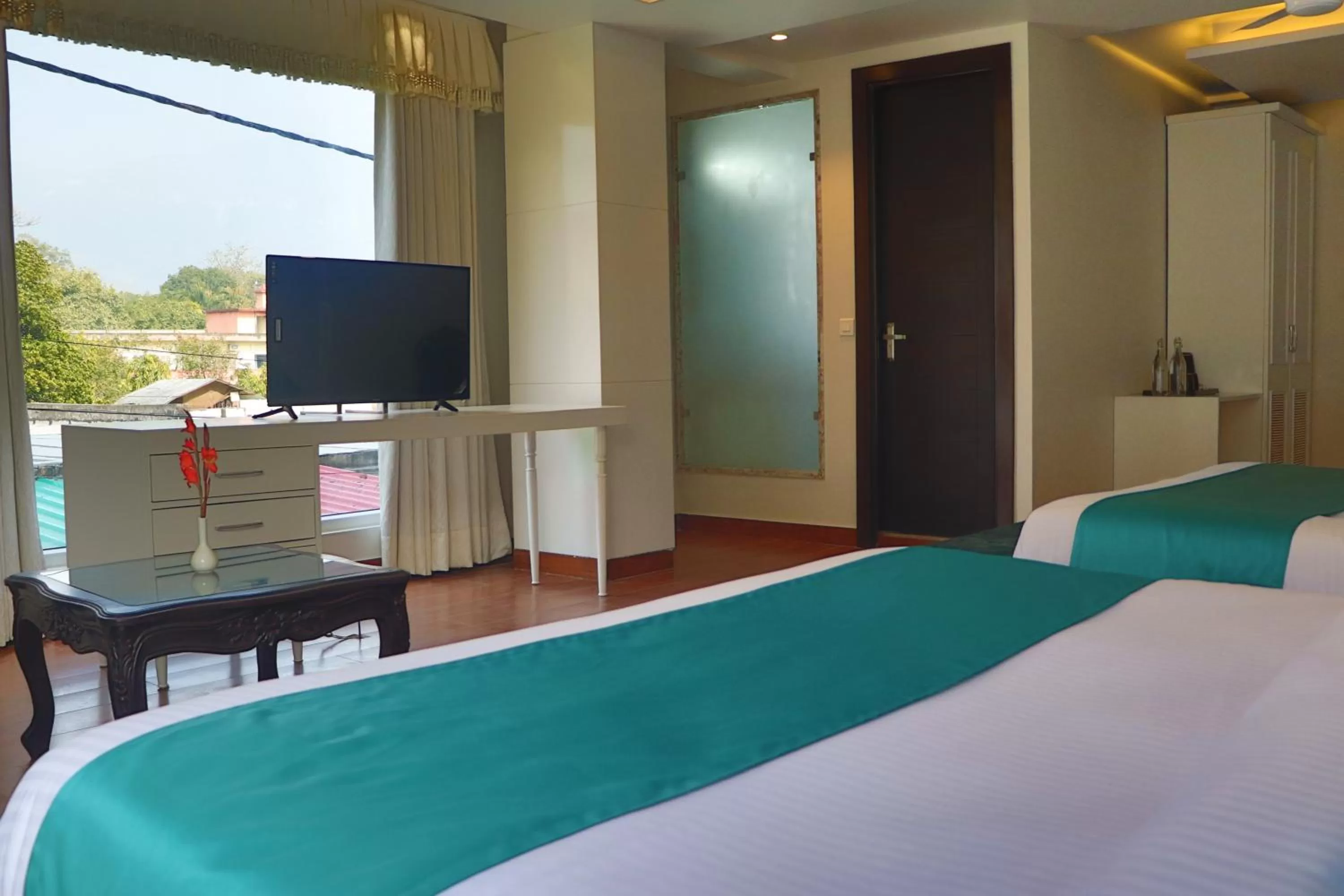 TV and multimedia, Bed in Hotel Green - Behind Parmarth Niketan