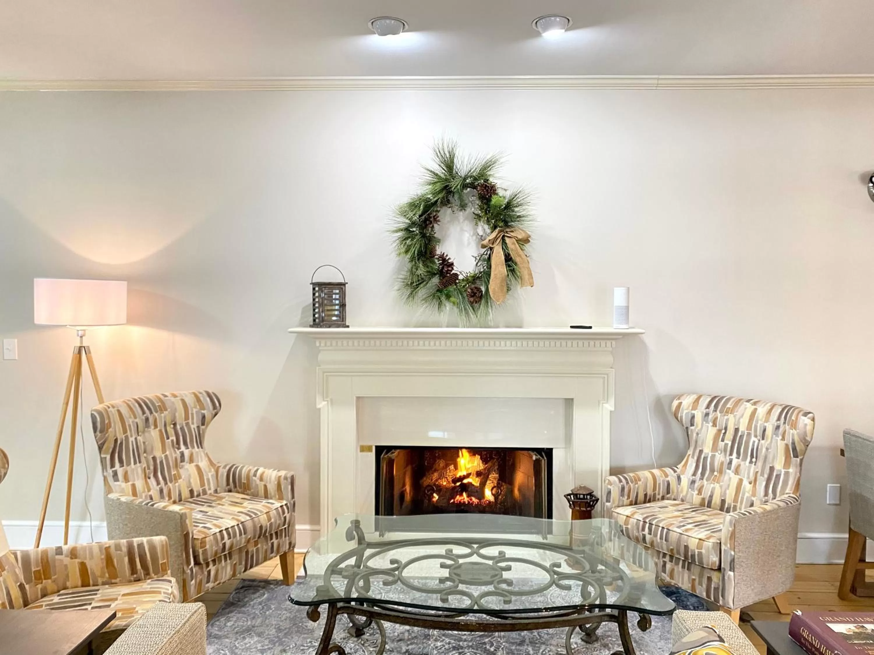 Communal lounge/ TV room in Harbor House Inn