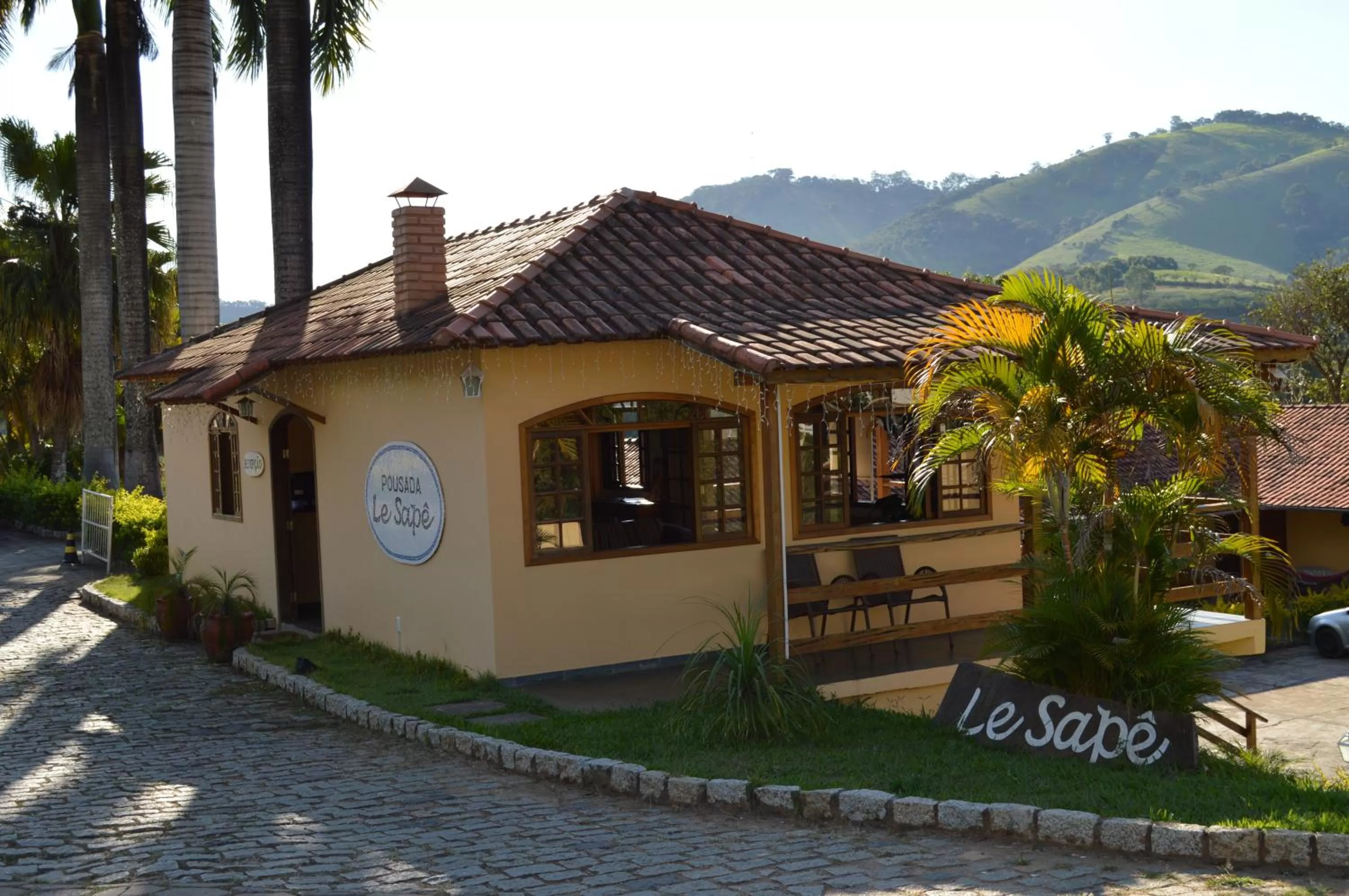 Facade/entrance, Property Building in Pousada Le Sapê
