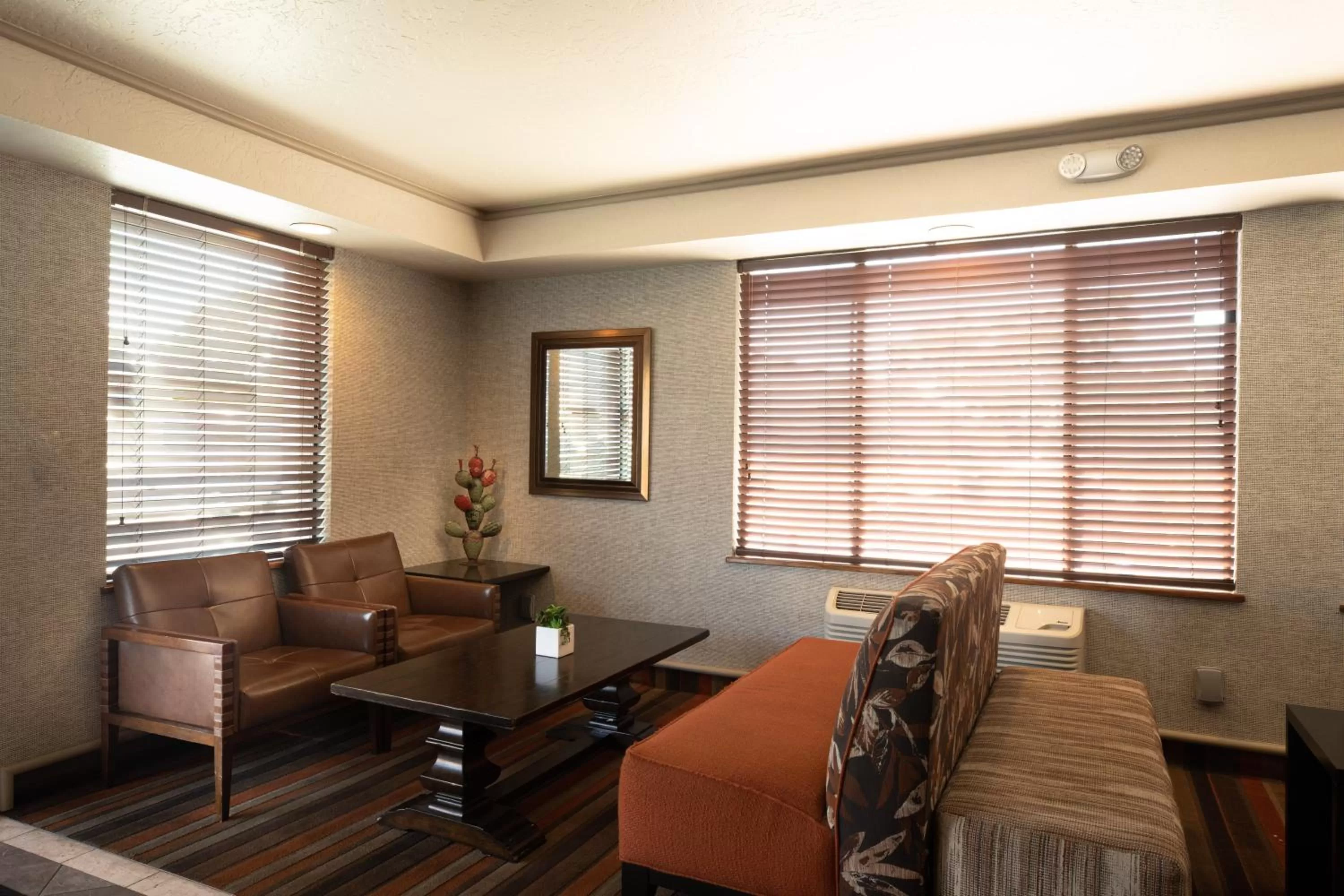 Seating area in Oxnard Inn Lancaster