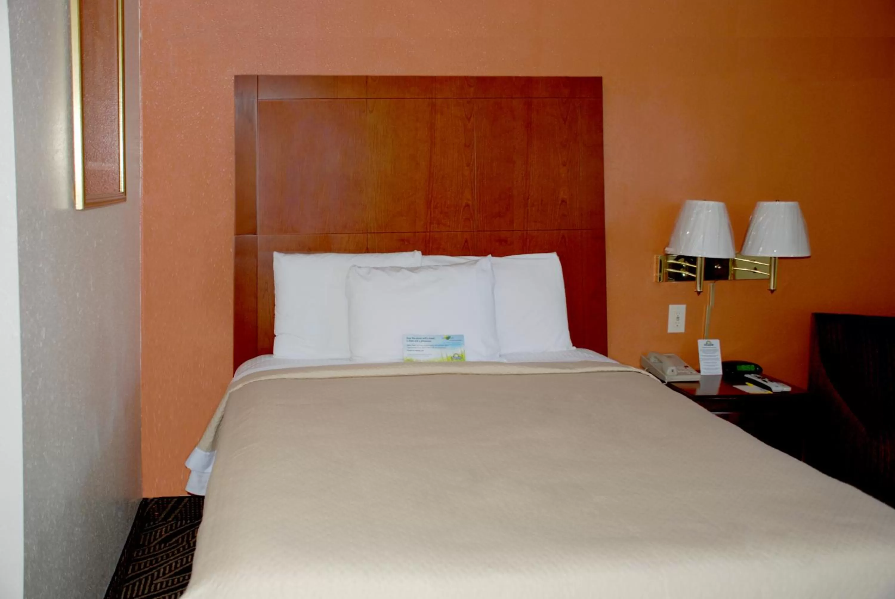 Bed in Days Inn by Wyndham Dyersburg