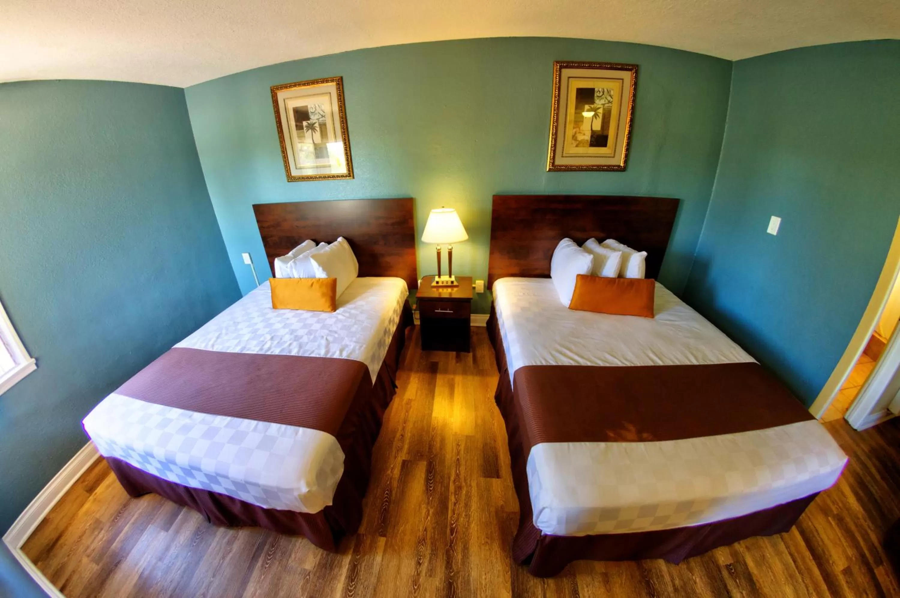 Photo of the whole room, Bed in Palm Tropics Motel