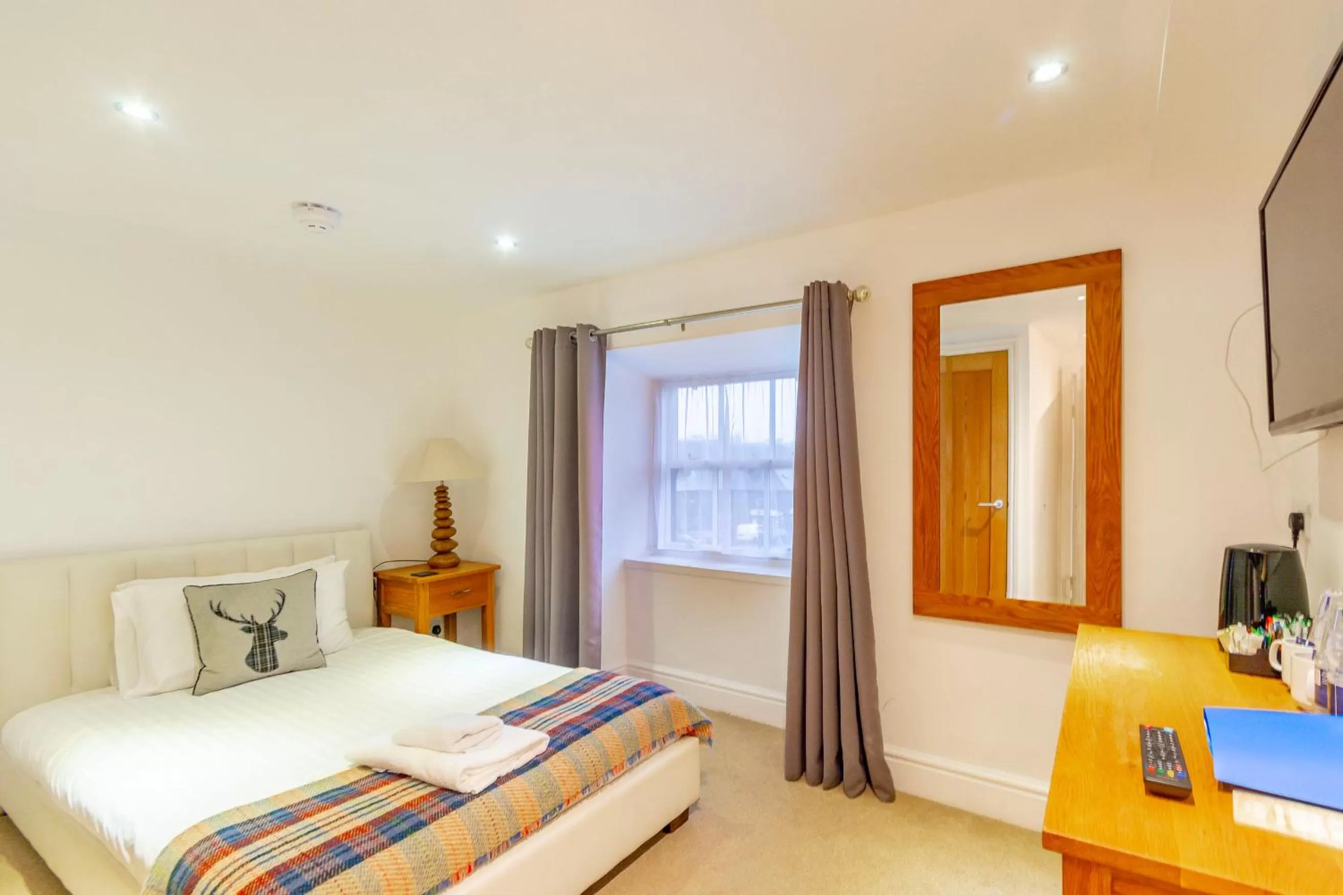 Bedroom, Bed in The Golden Fleece Inn